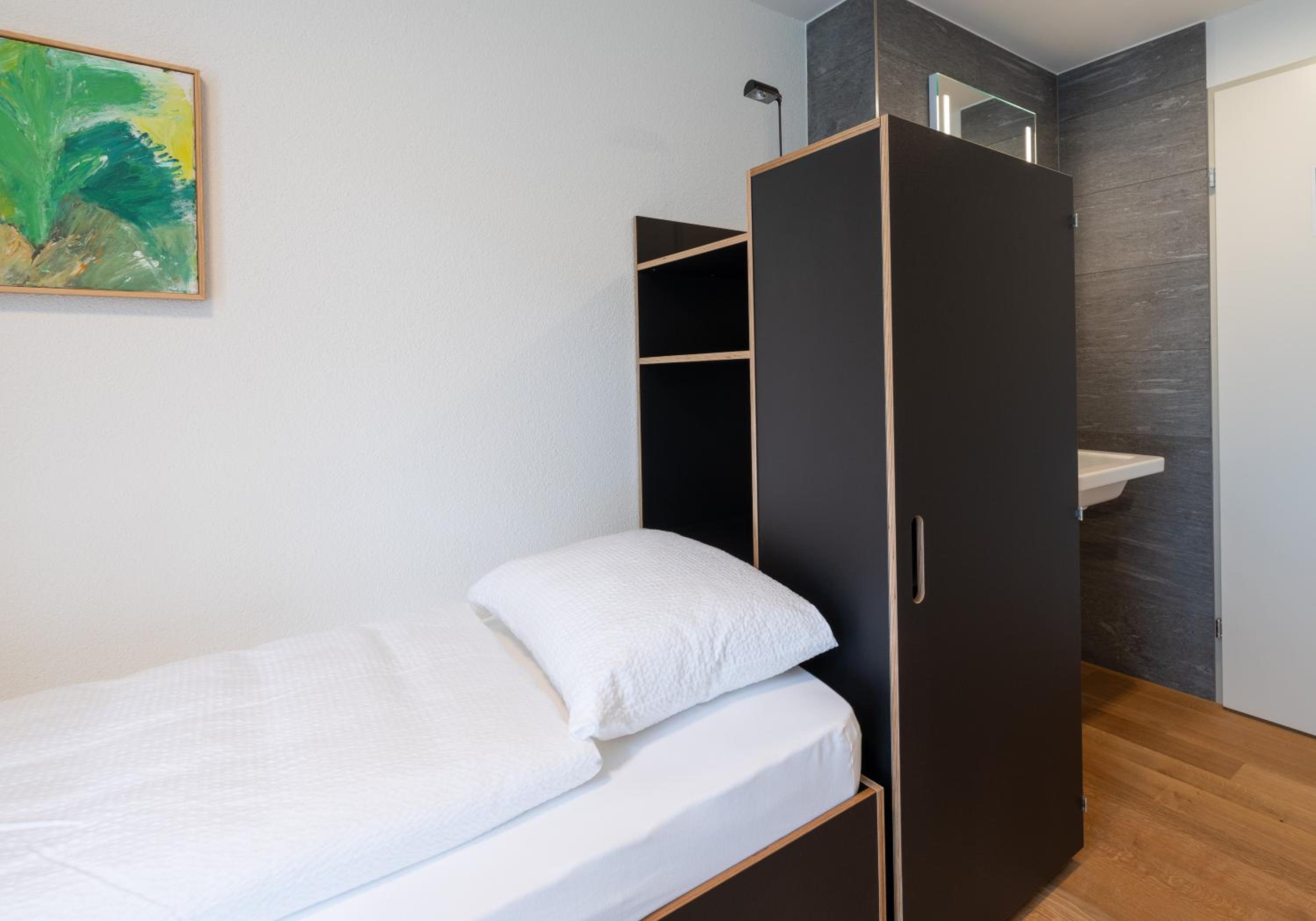Single Room with Shared Shower and Toilet photo 3