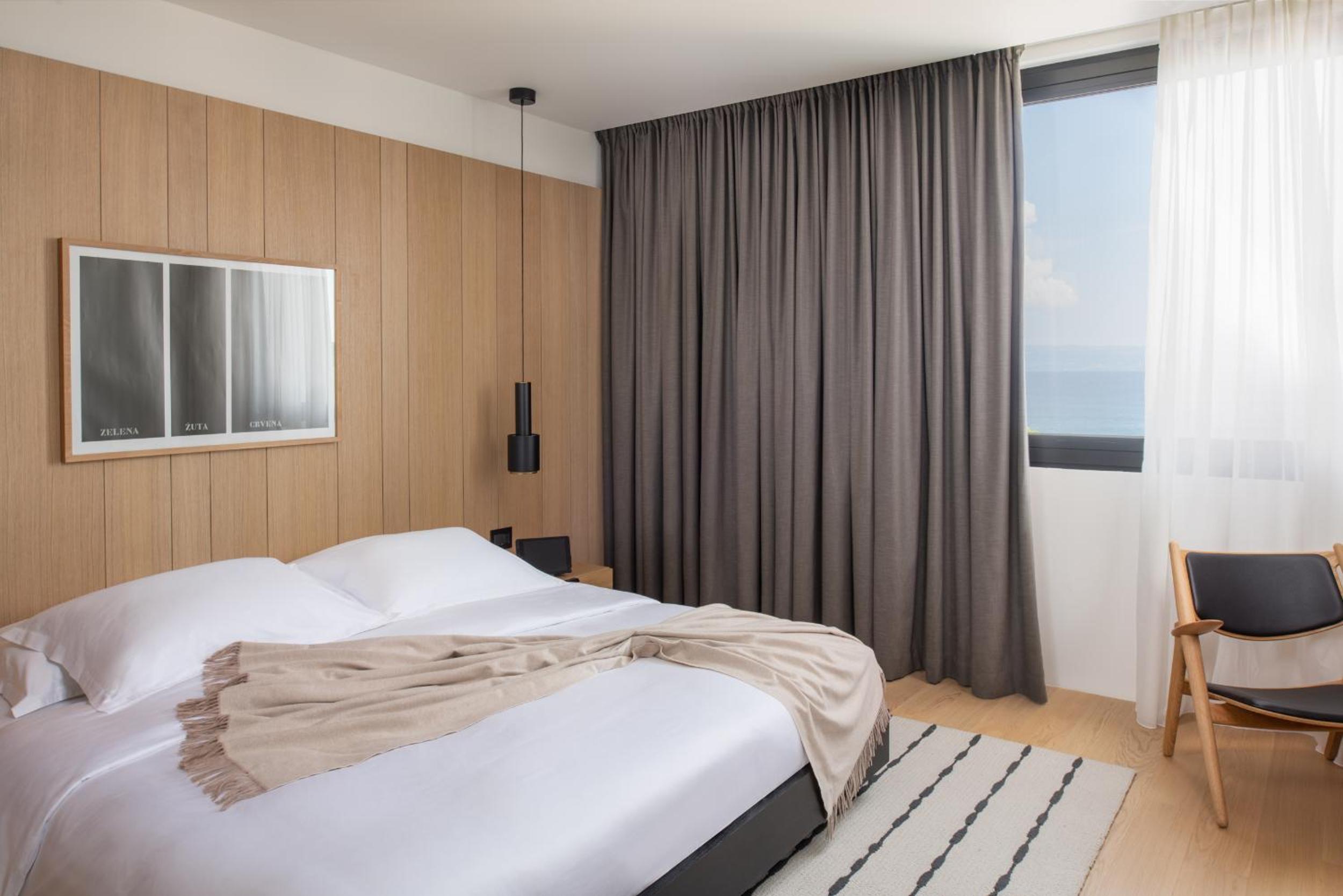 Superior Double Room with Sea View thumbnail 5