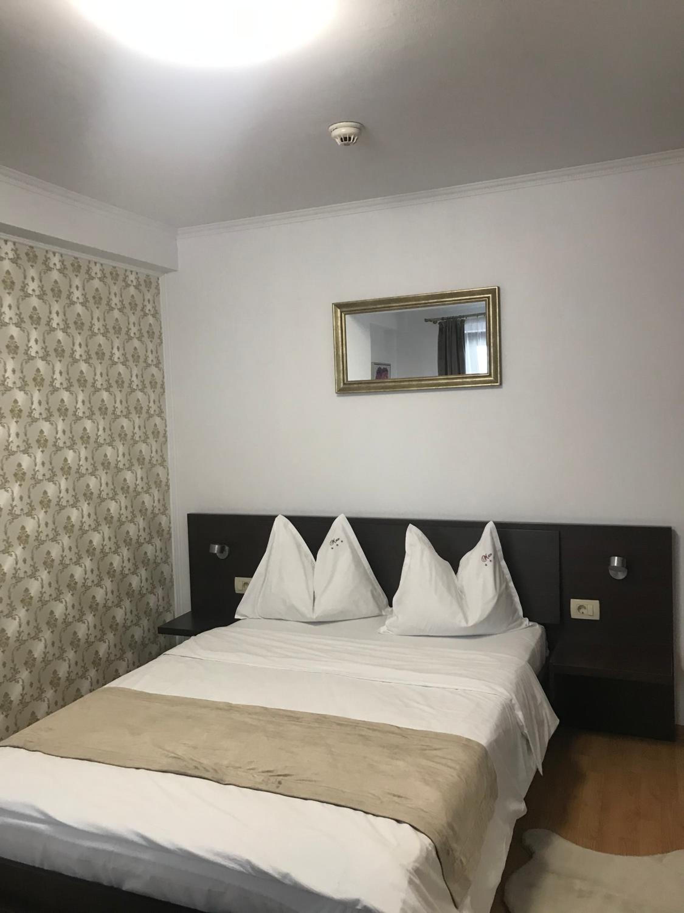 Double Room with Private Bathroom - Photo 6