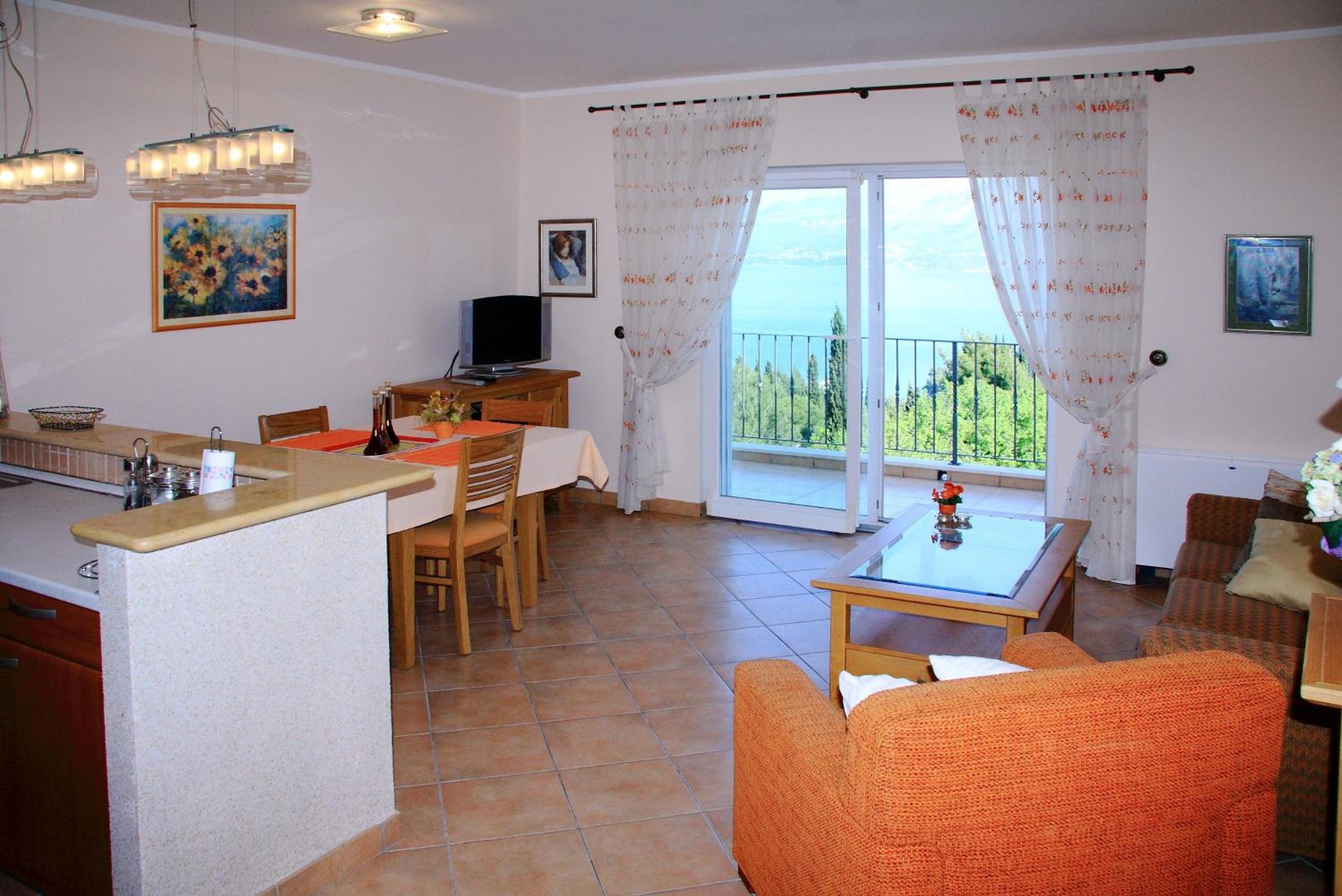 One Bedroom Apartment with Balcony and Sea View