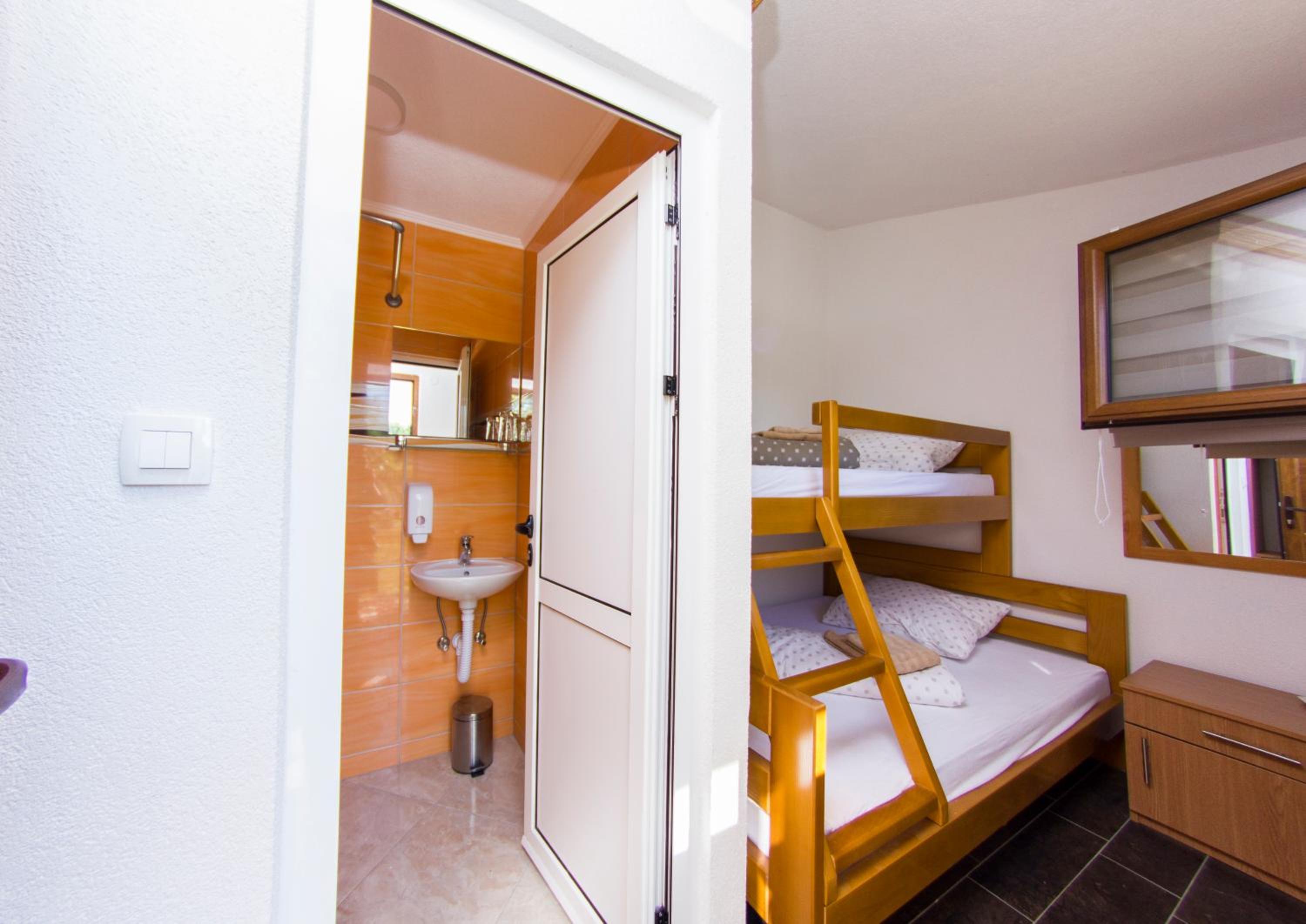 Triple Room with Private Bathroom photo 1