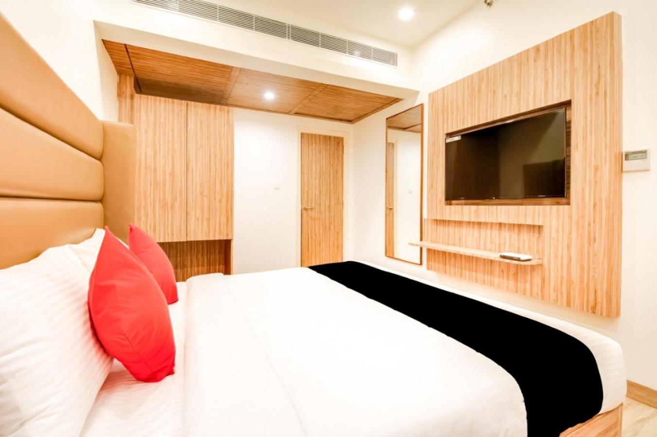 Suite - Photo 1