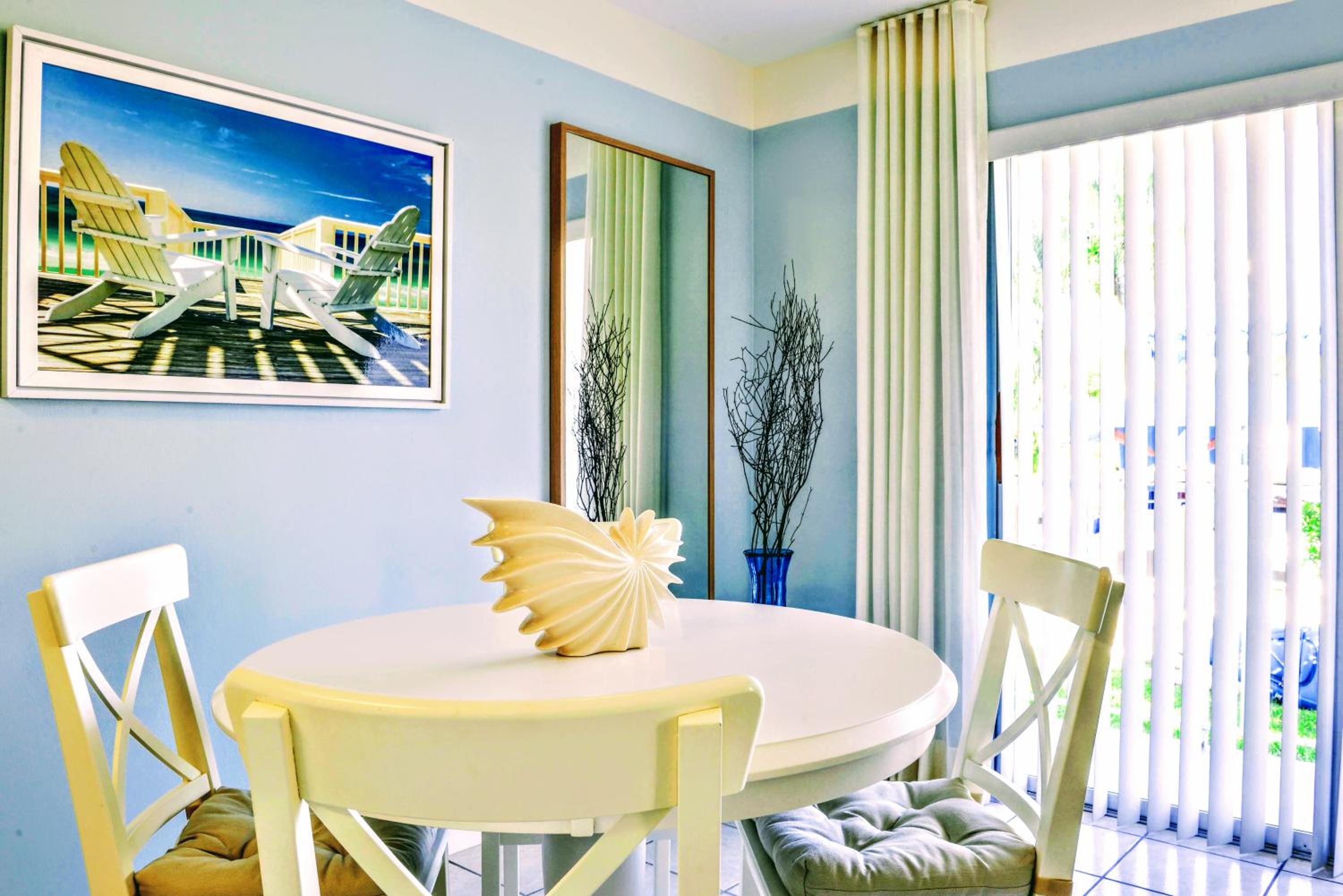 Capri One-Bedroom - Photo 2