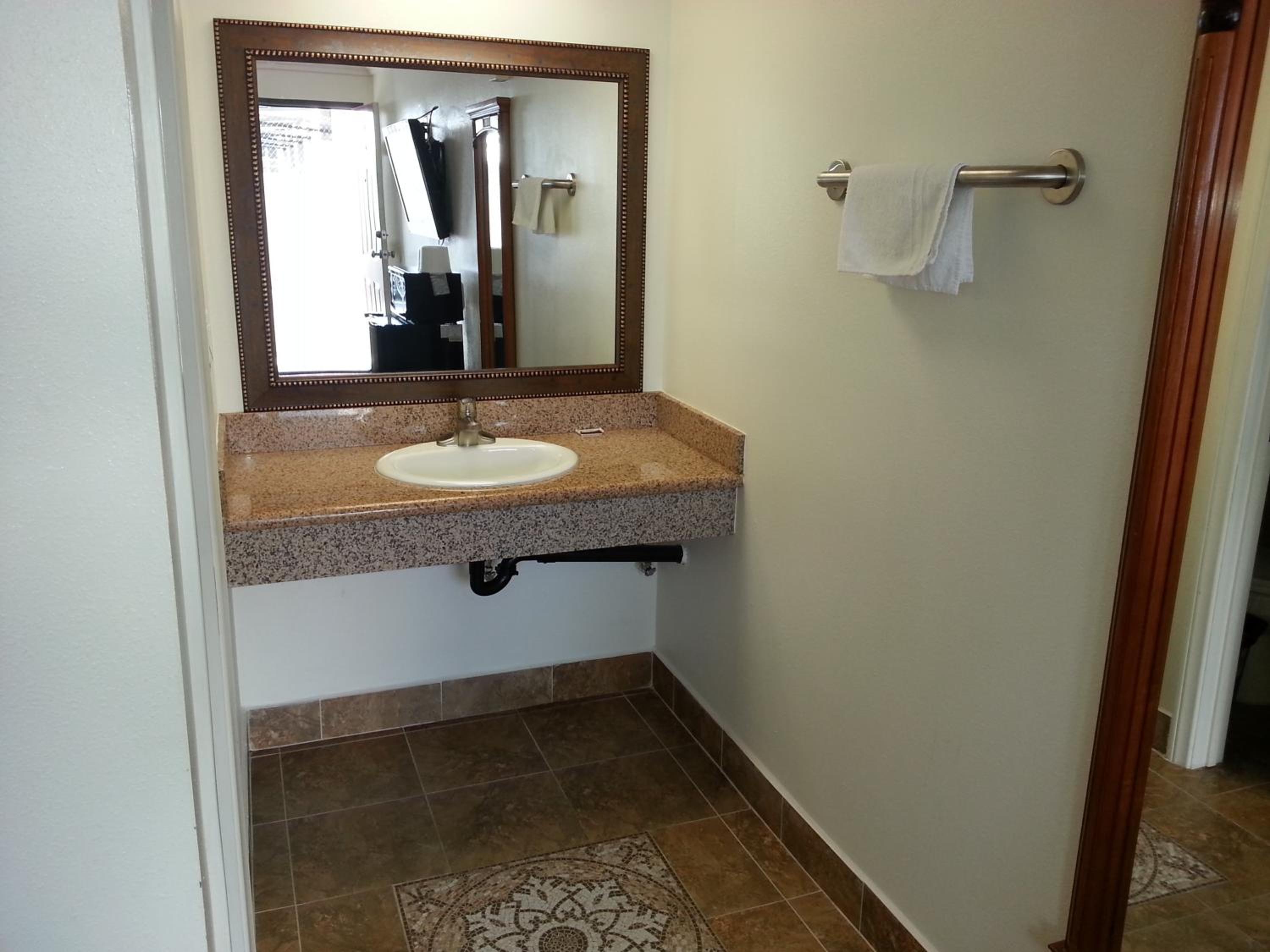 Deluxe King Room - Photo 18