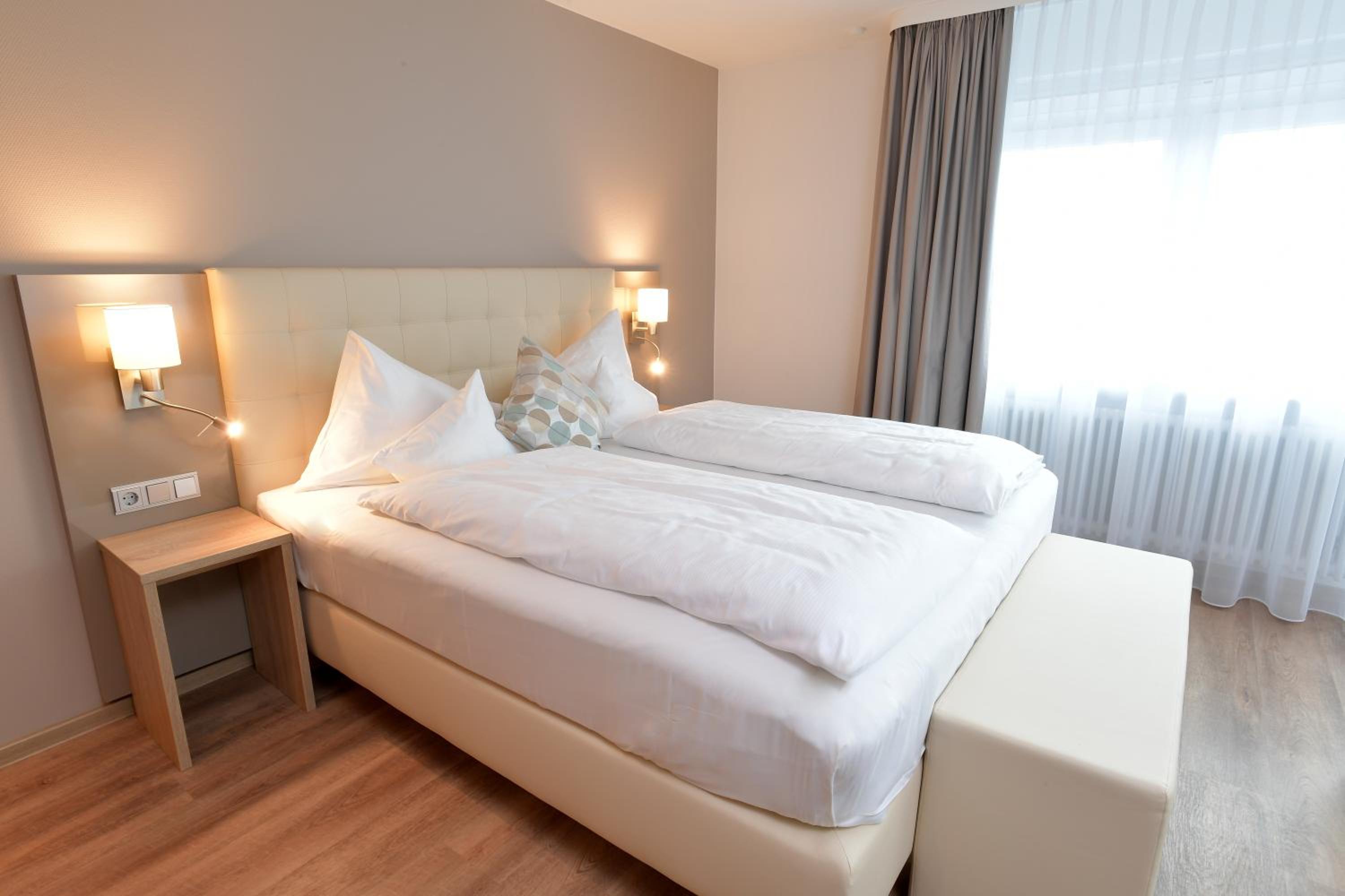 Deluxe Double Room with Balcony - Photo 10