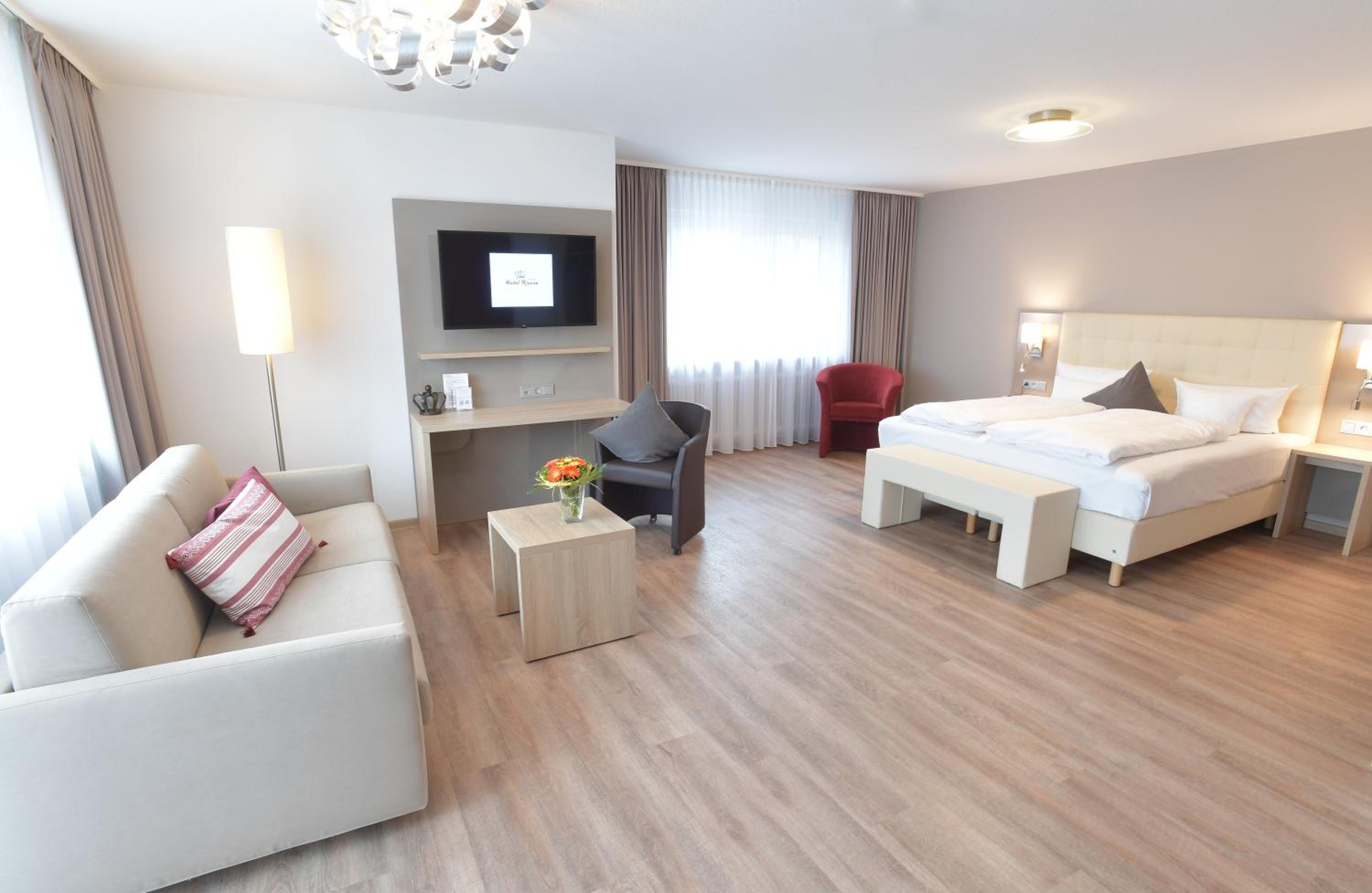Deluxe Double Room with Balcony - Photo 11
