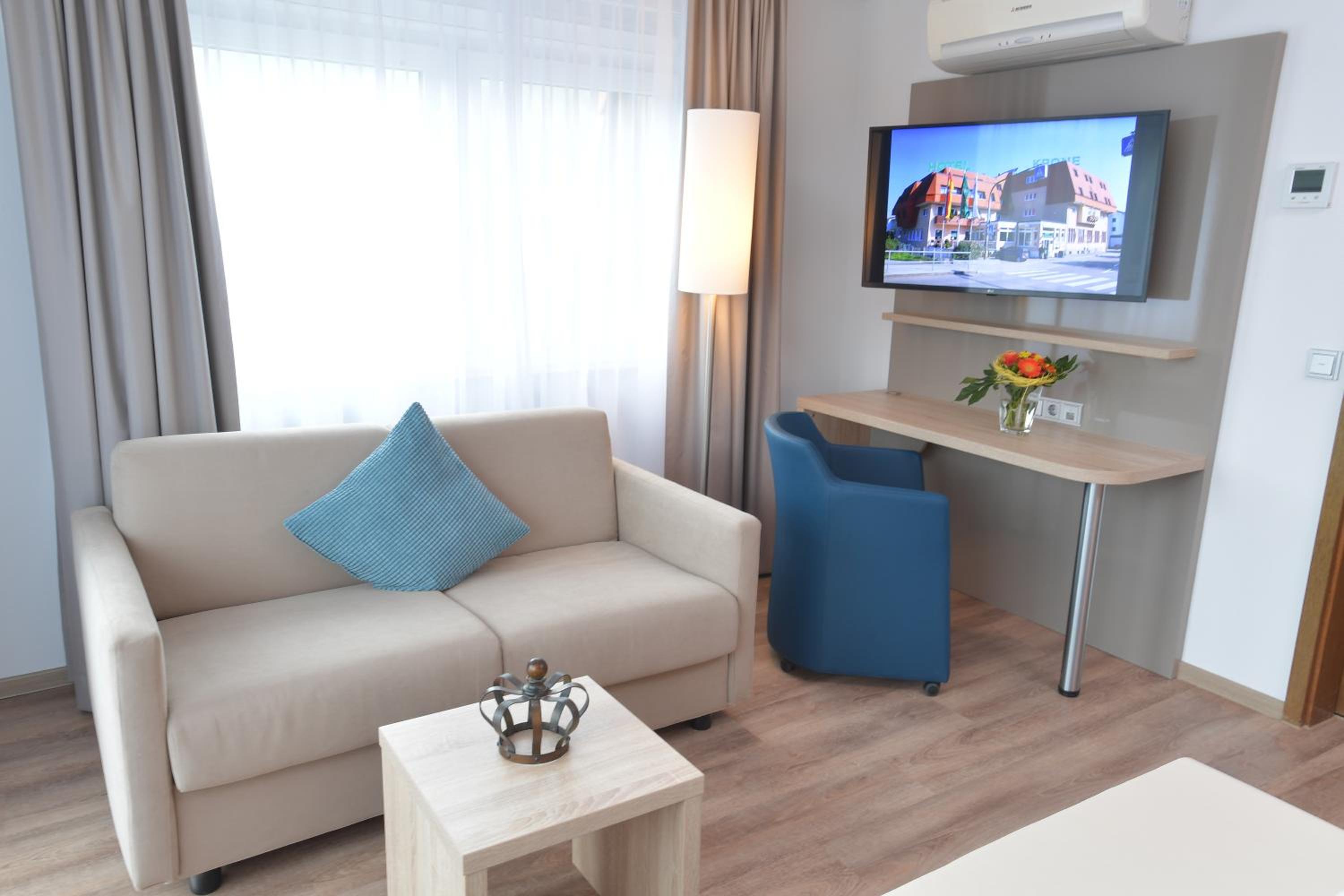 Deluxe Double Room with Balcony - Photo 9
