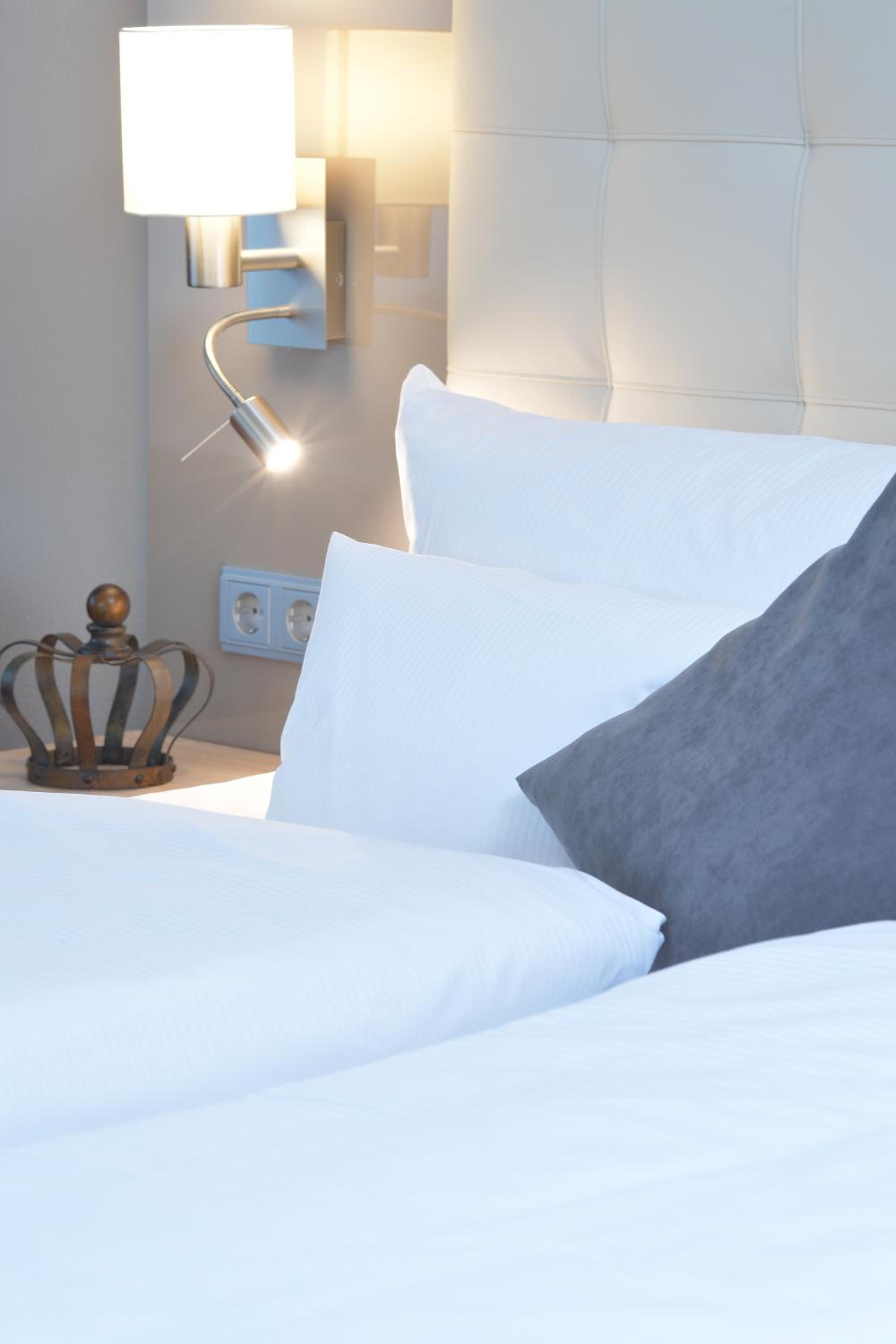 Deluxe Double Room with Balcony - Photo 4