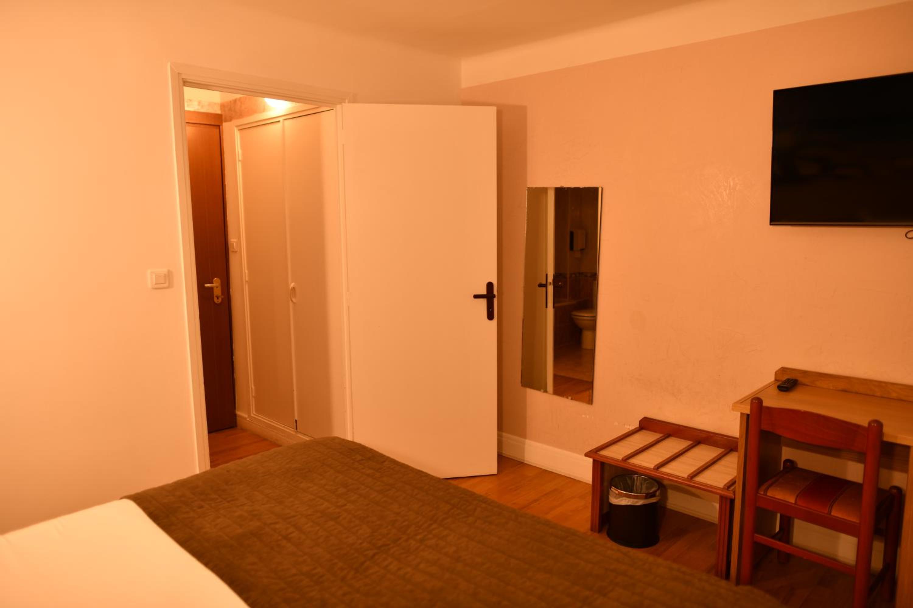 Double Room - Photo 7