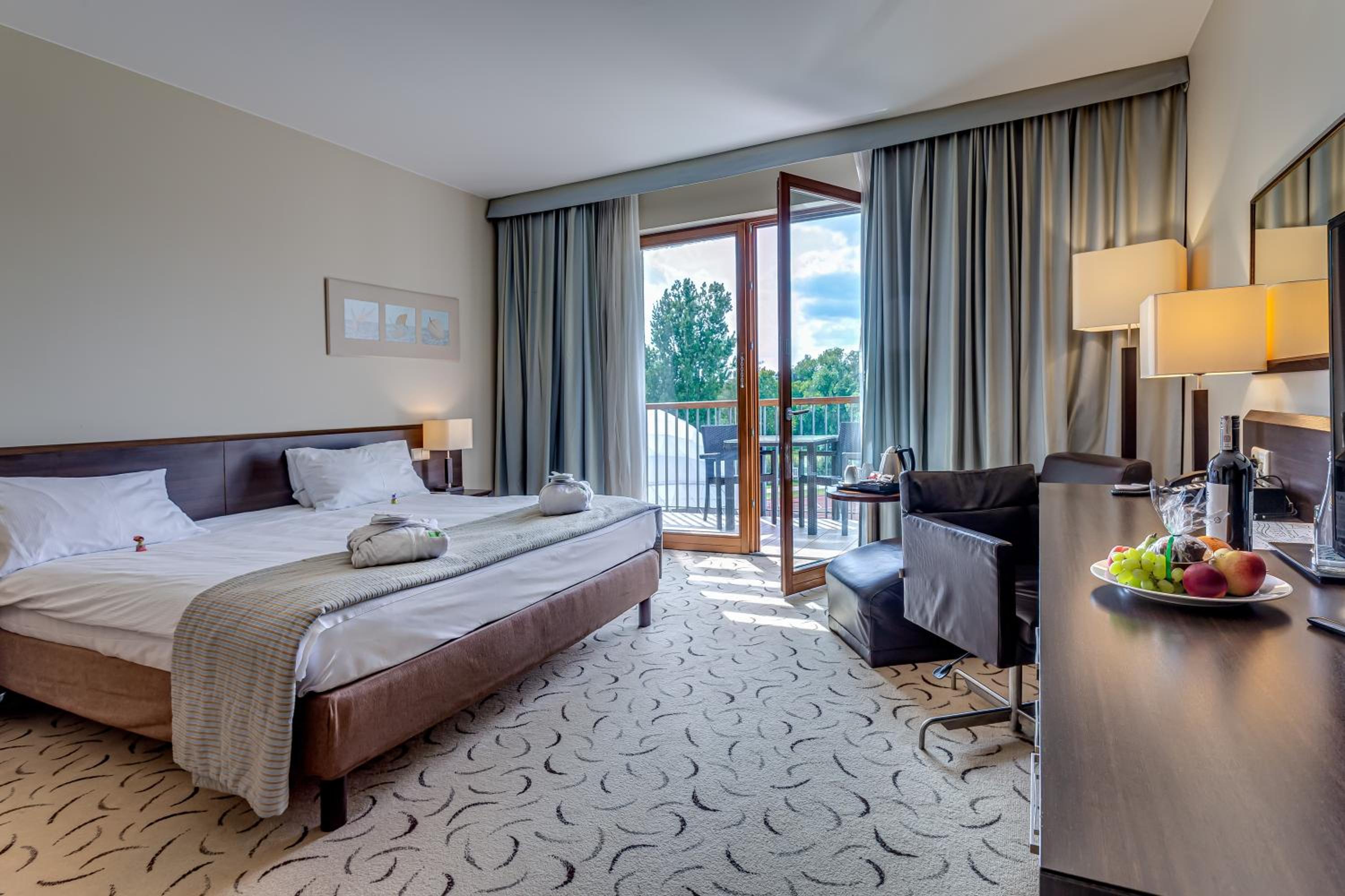 Standard king Room with Balcony - Top Floor photo 3