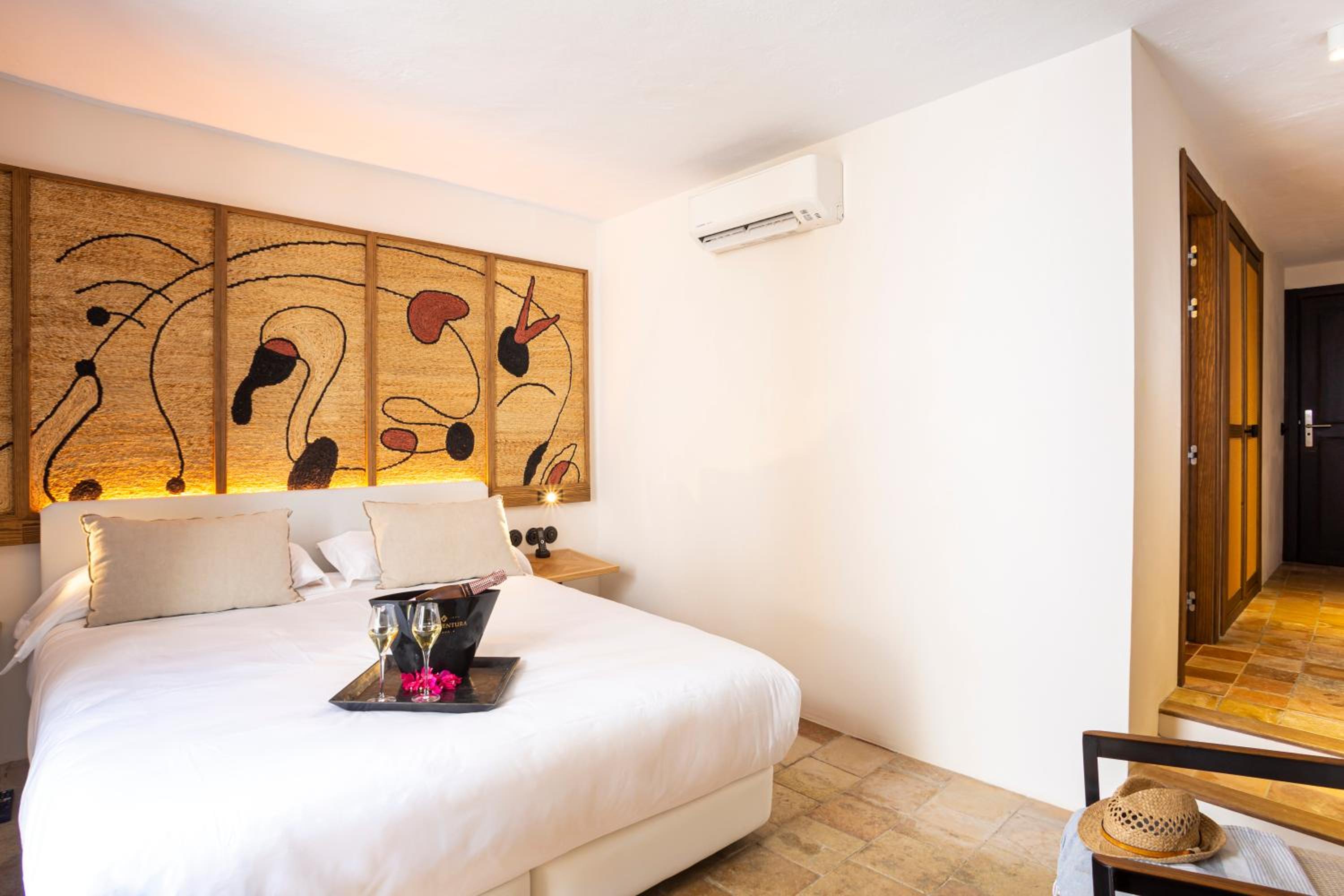Deluxe Room - Photo 12