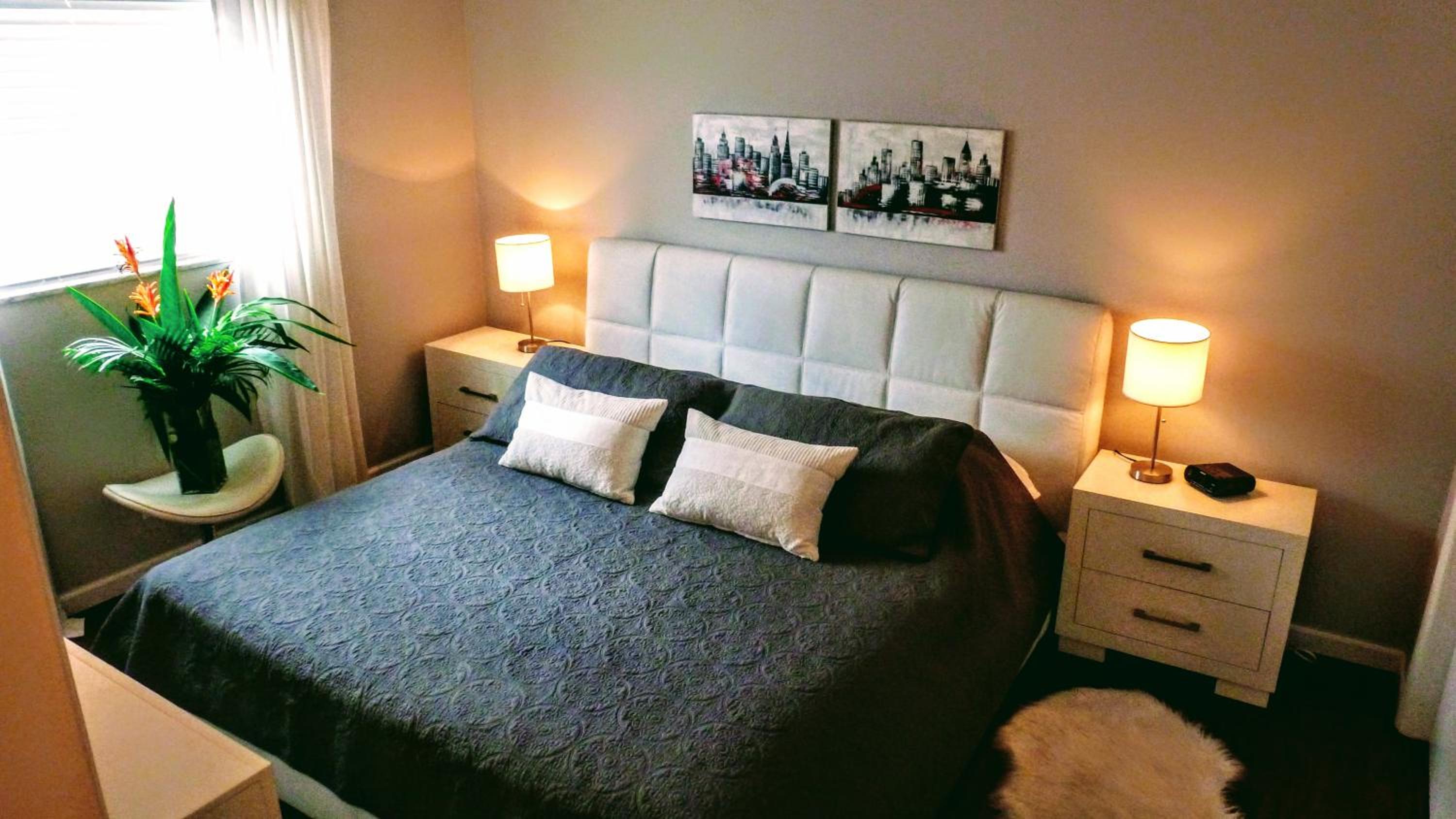 London One-Bedroom - Photo 1