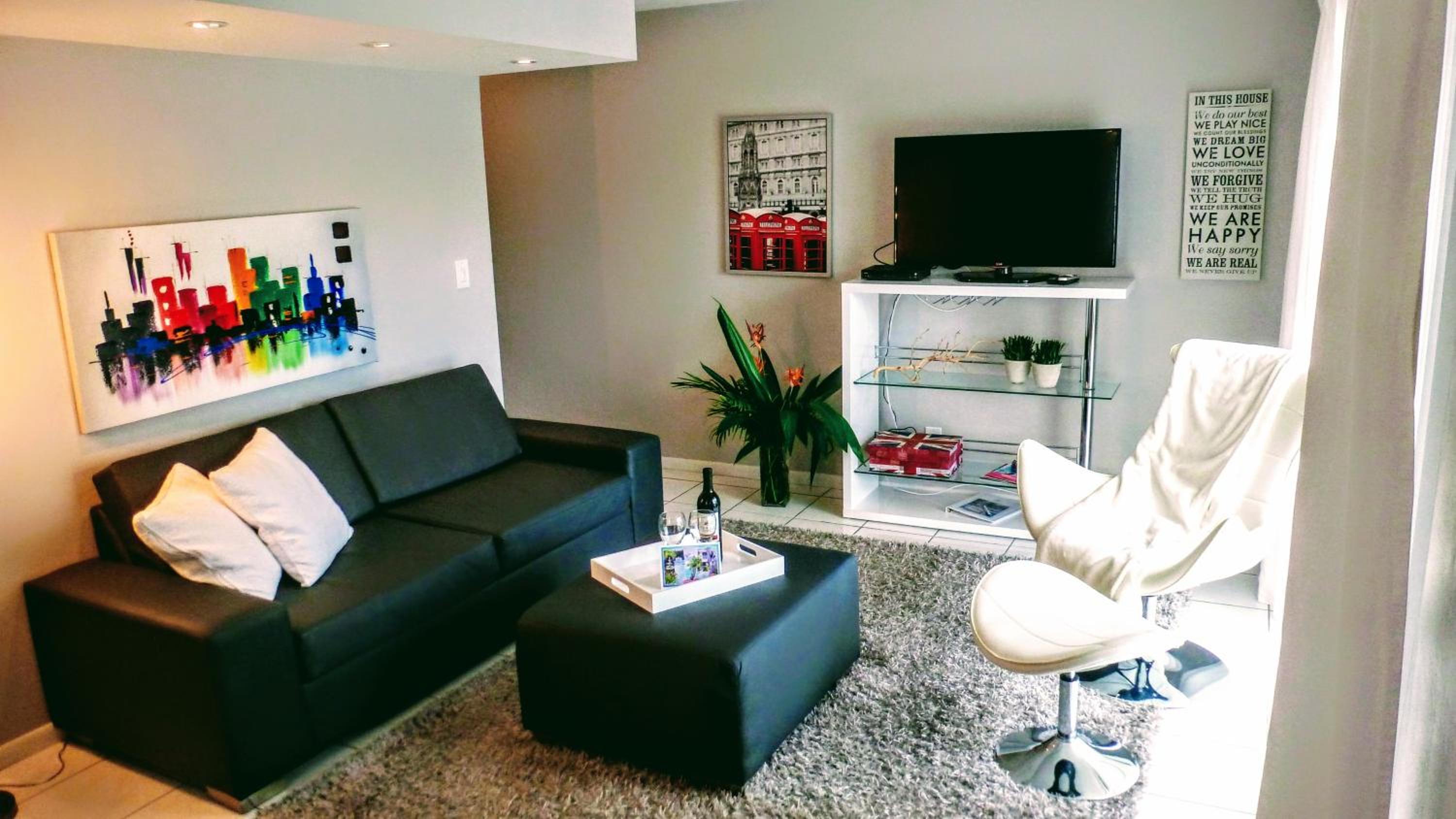 London One-Bedroom - Photo 2