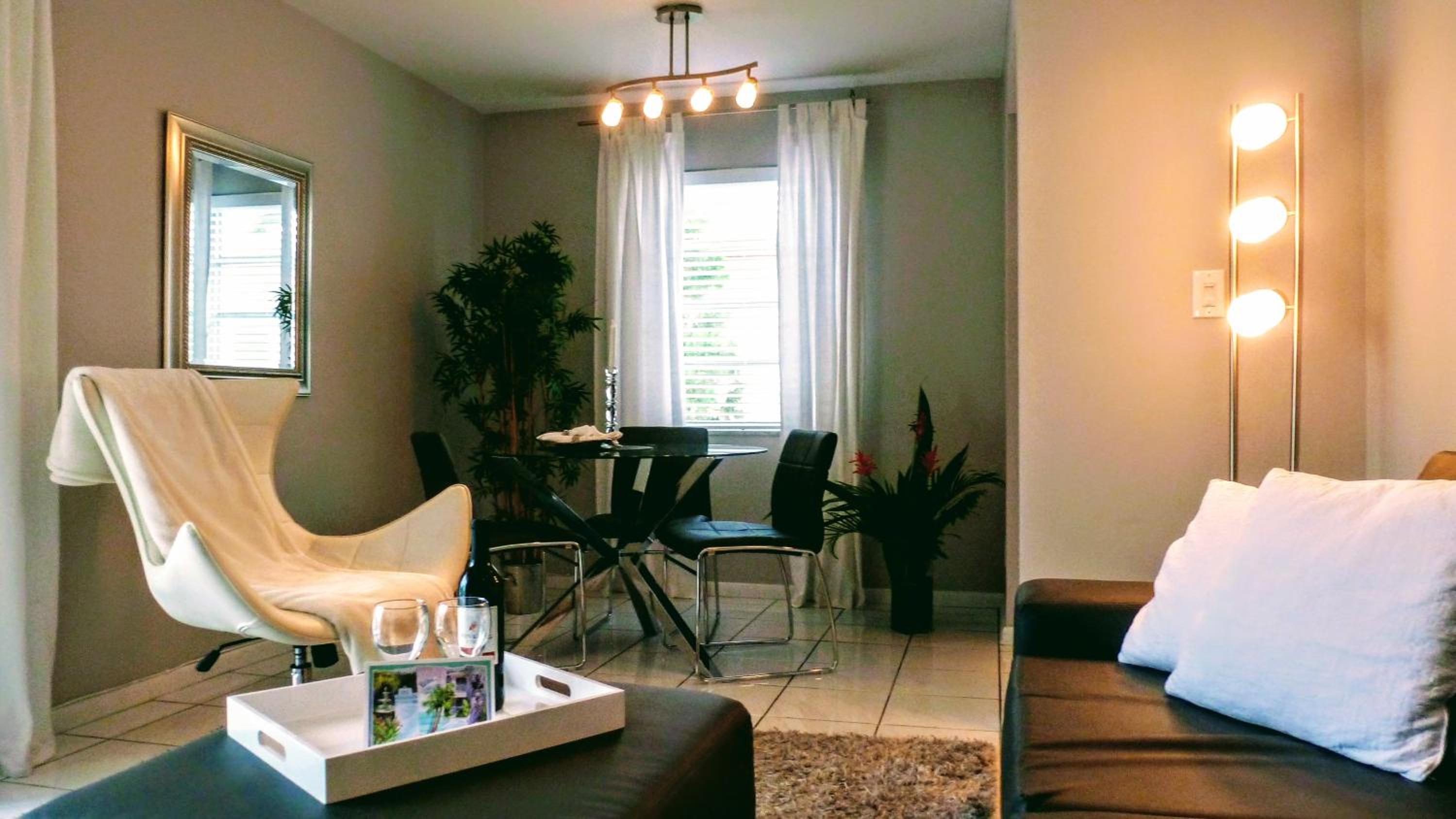 London One-Bedroom - Photo 4