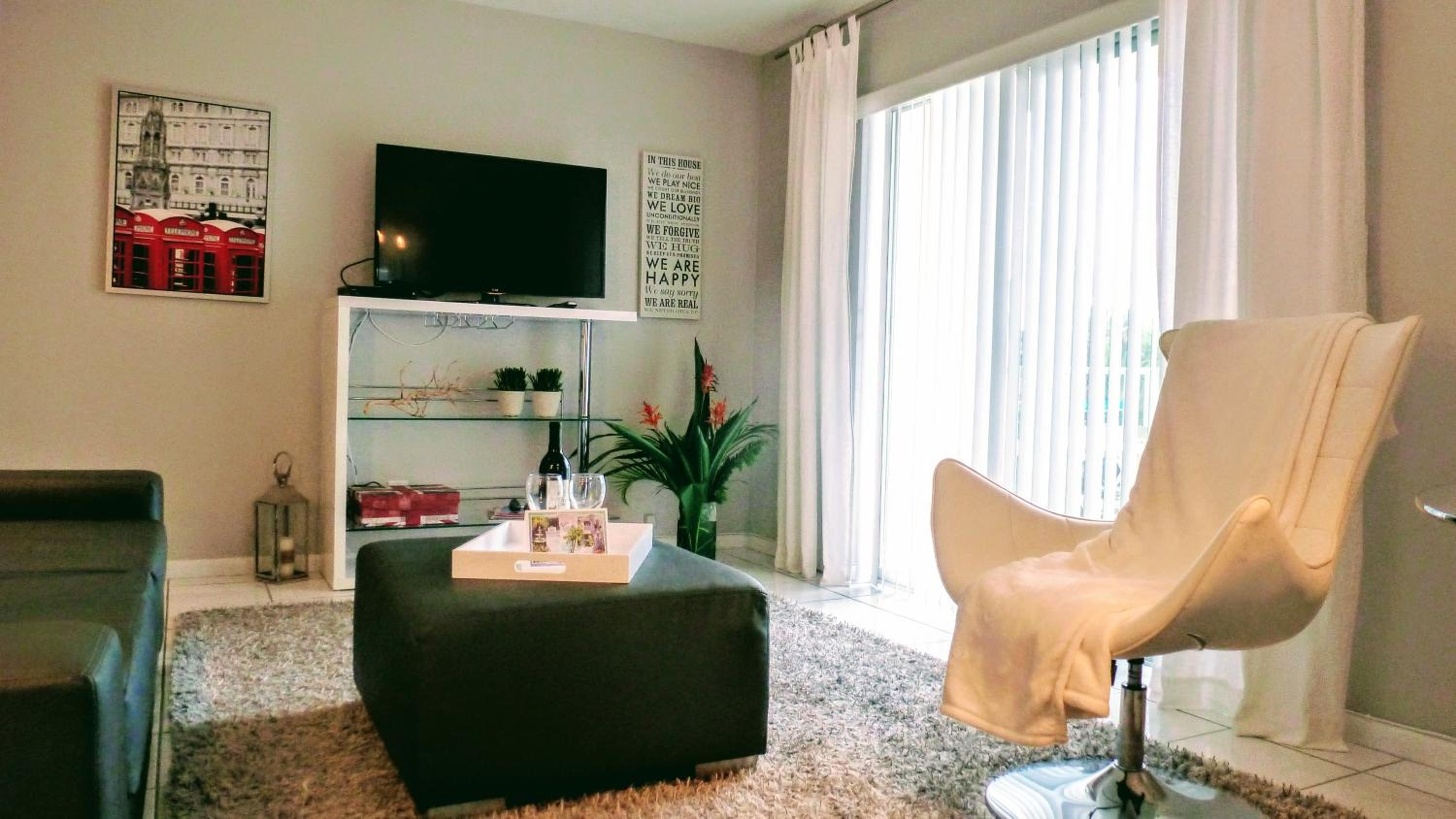 London One-Bedroom - Photo 5