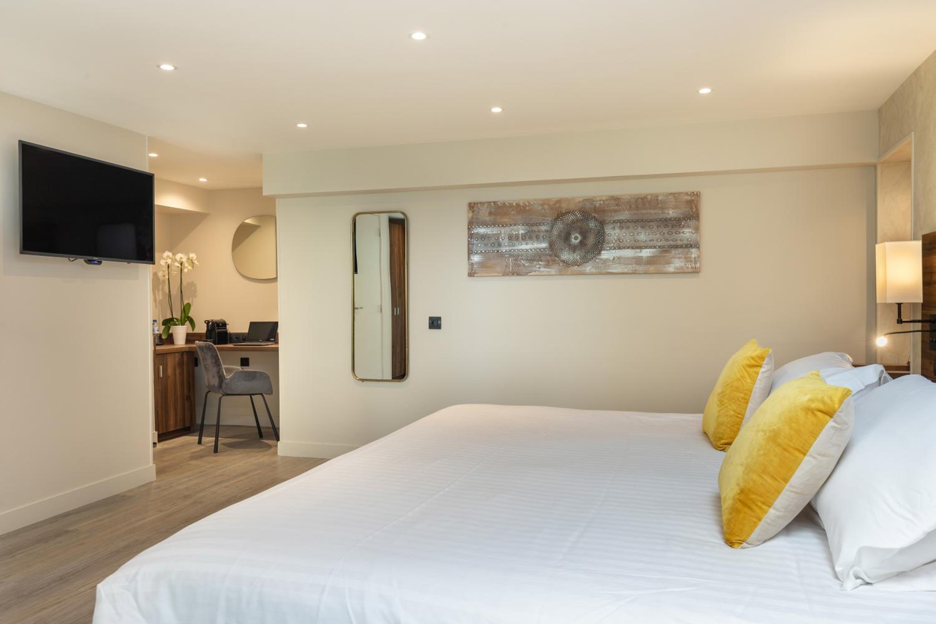 Deluxe Double Room - Photo 19