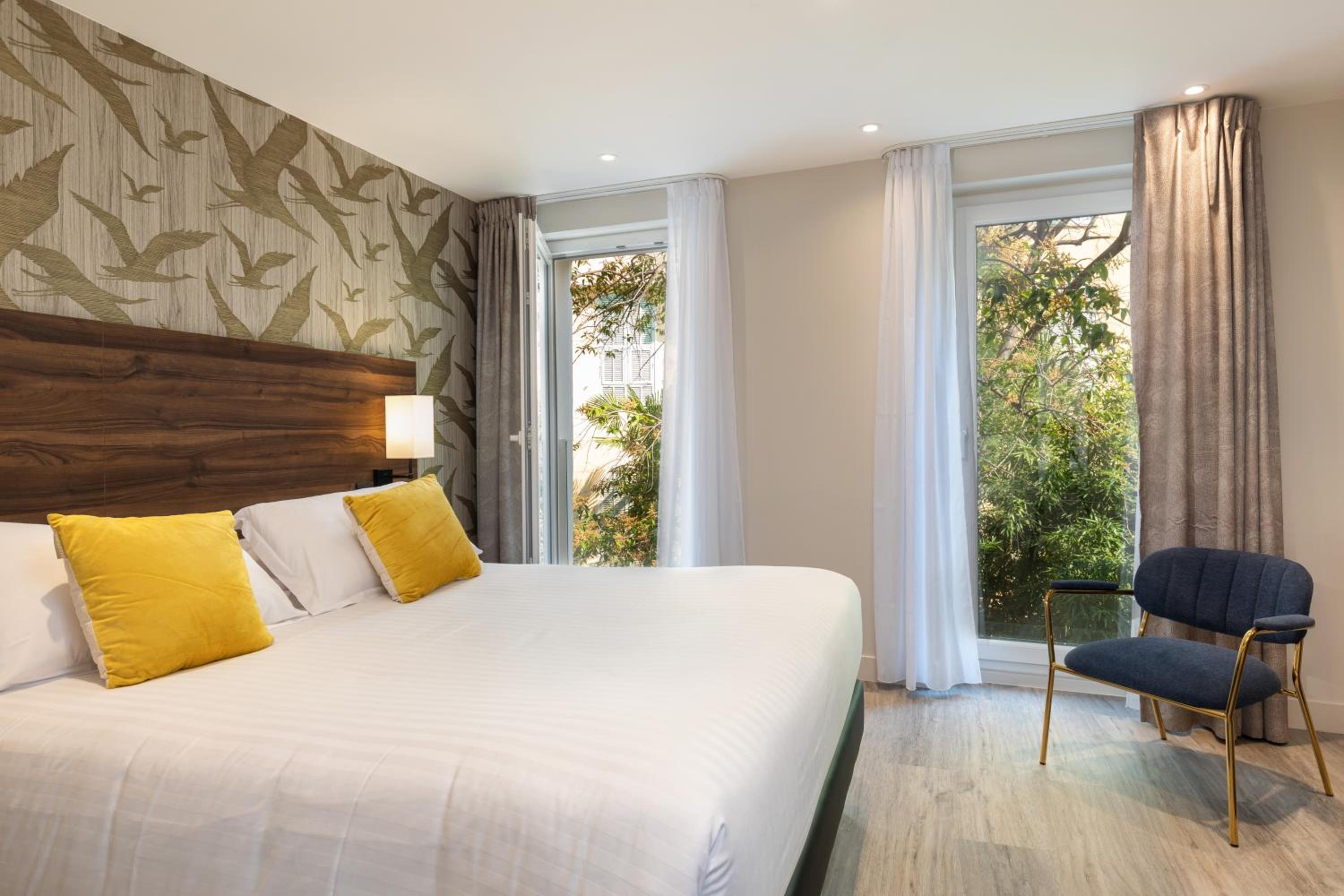 Deluxe Double Room - Photo 22