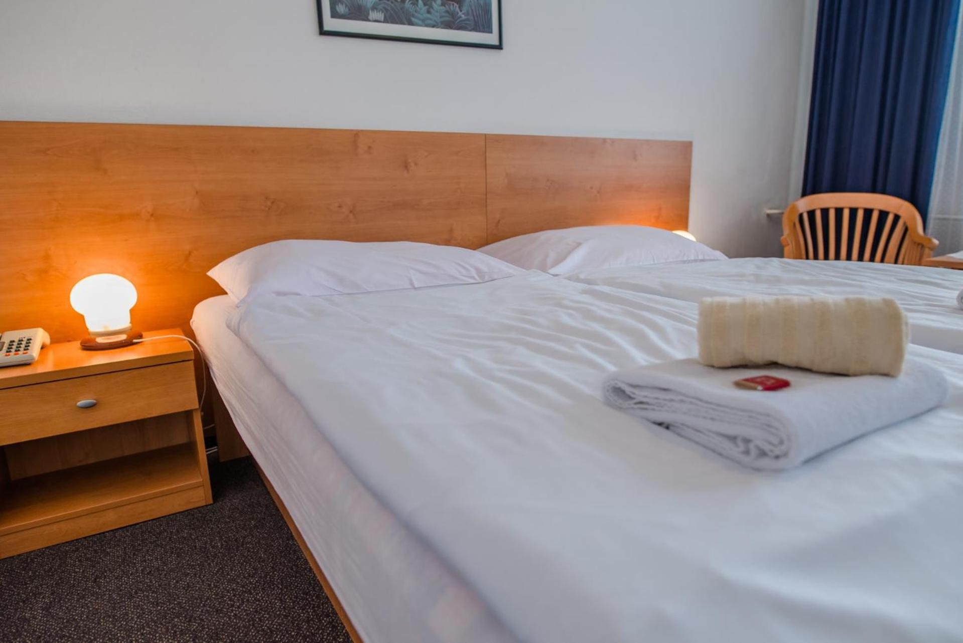 Standard Triple Room with Lake View - Photo 5