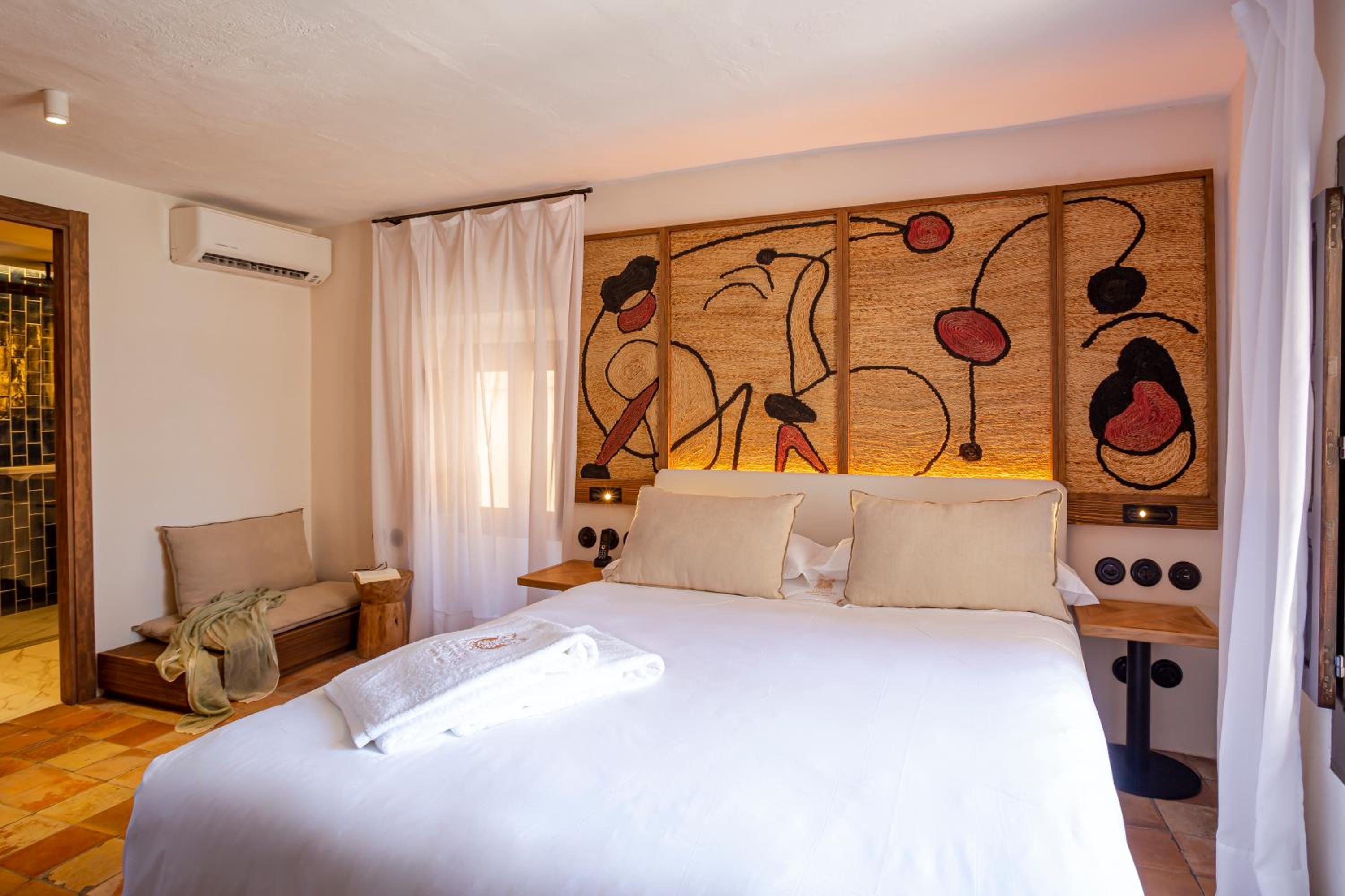 Deluxe Room - Photo 10
