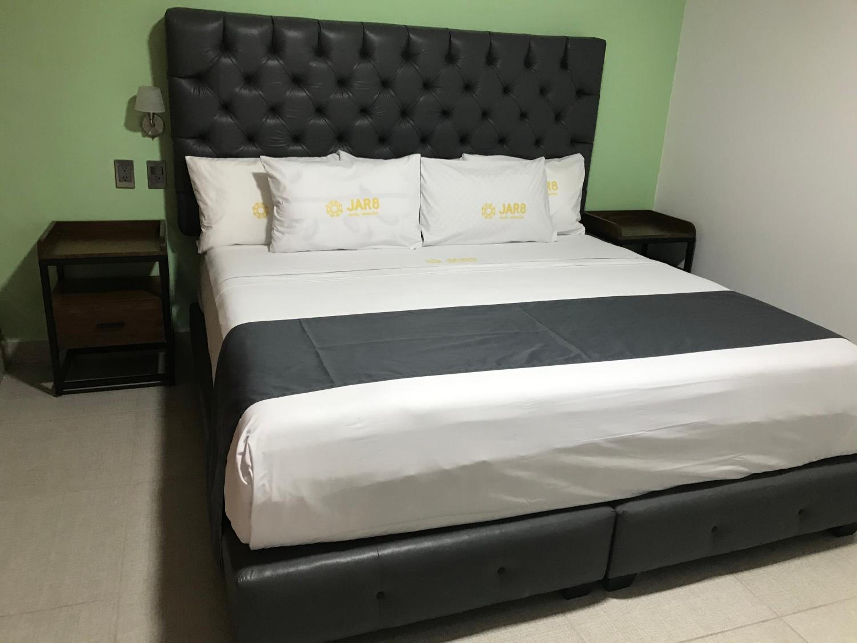 Deluxe King Room - Photo 12