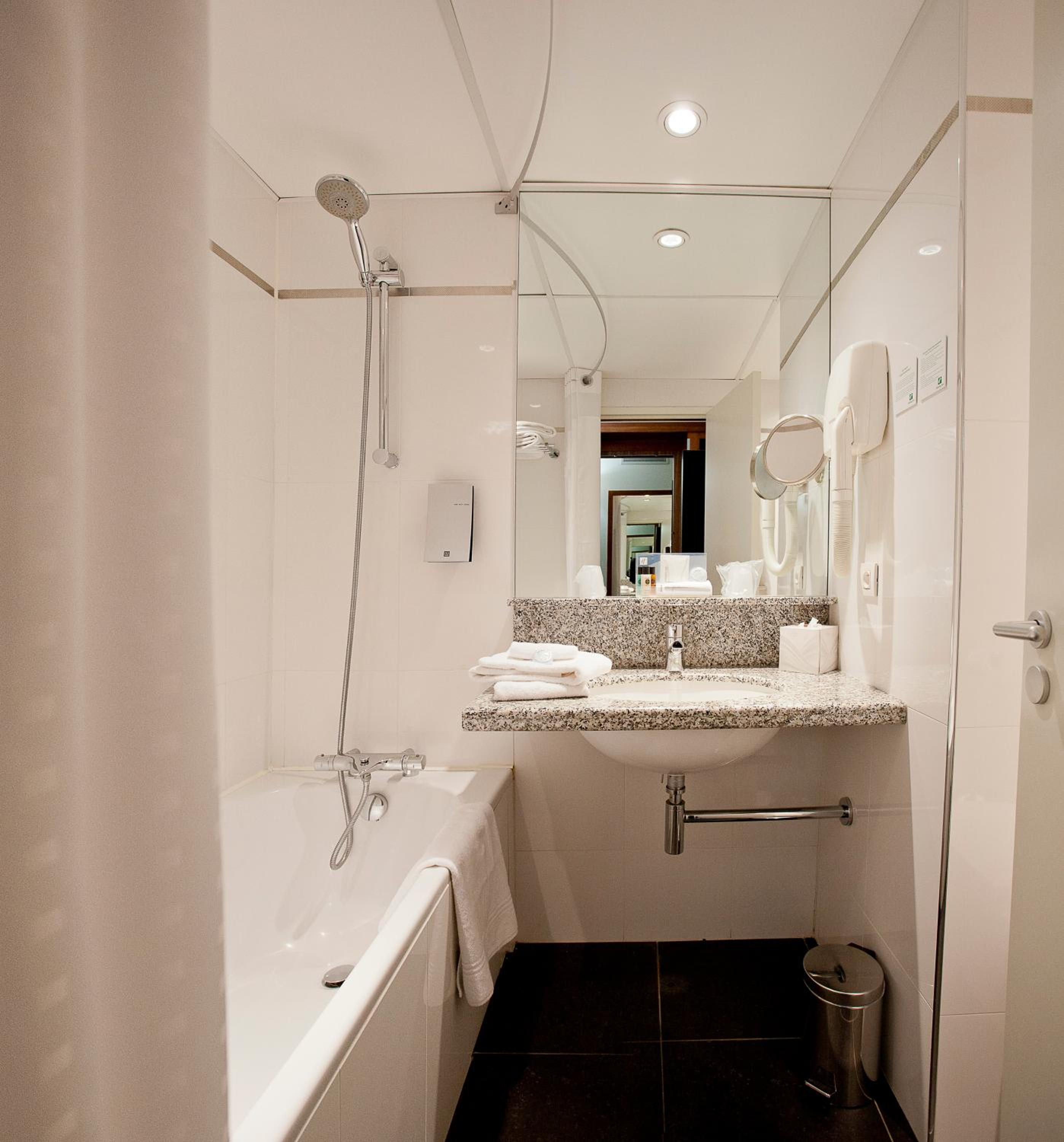Standard King Room - Photo 9