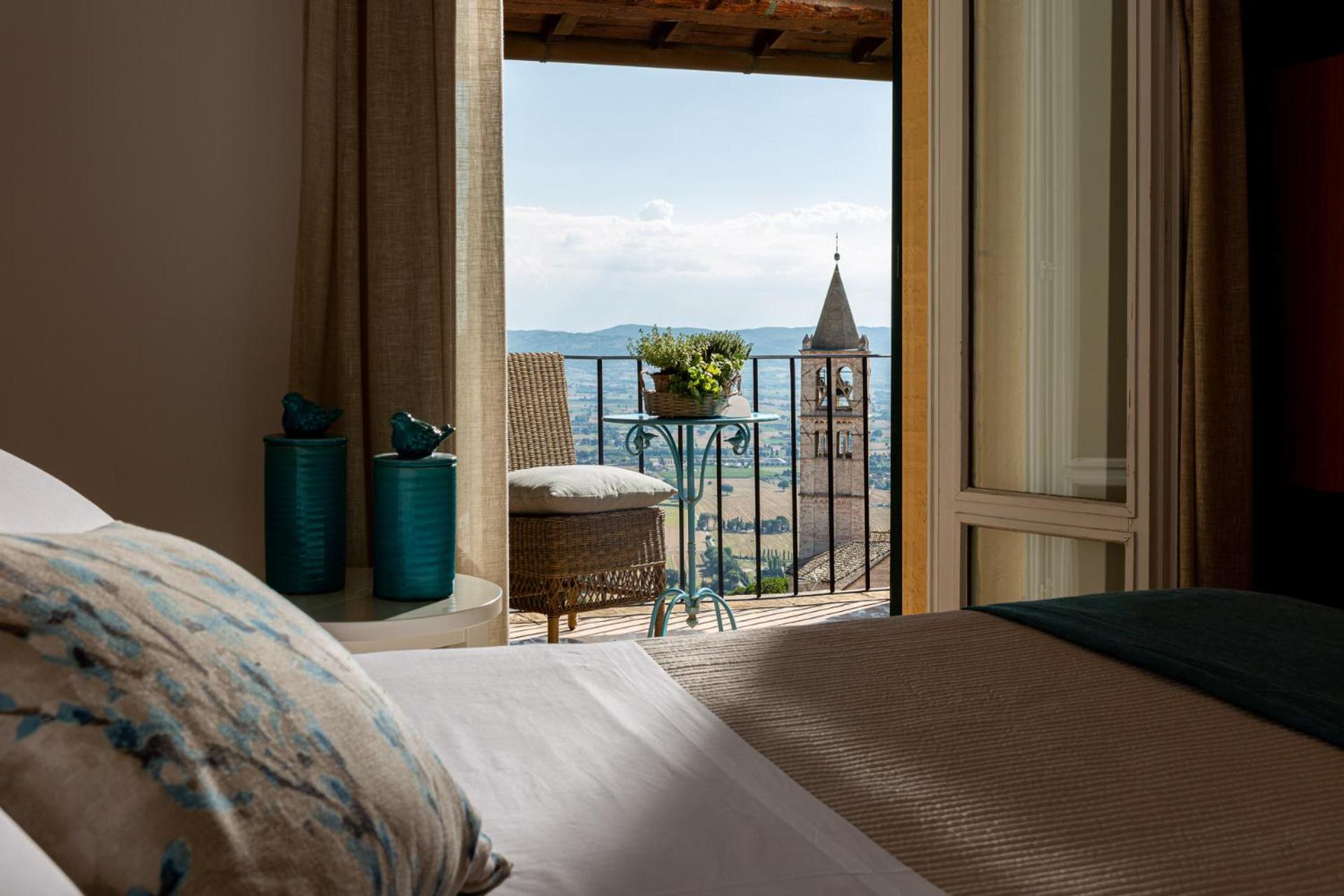 Queen Room with Balcony photo 3