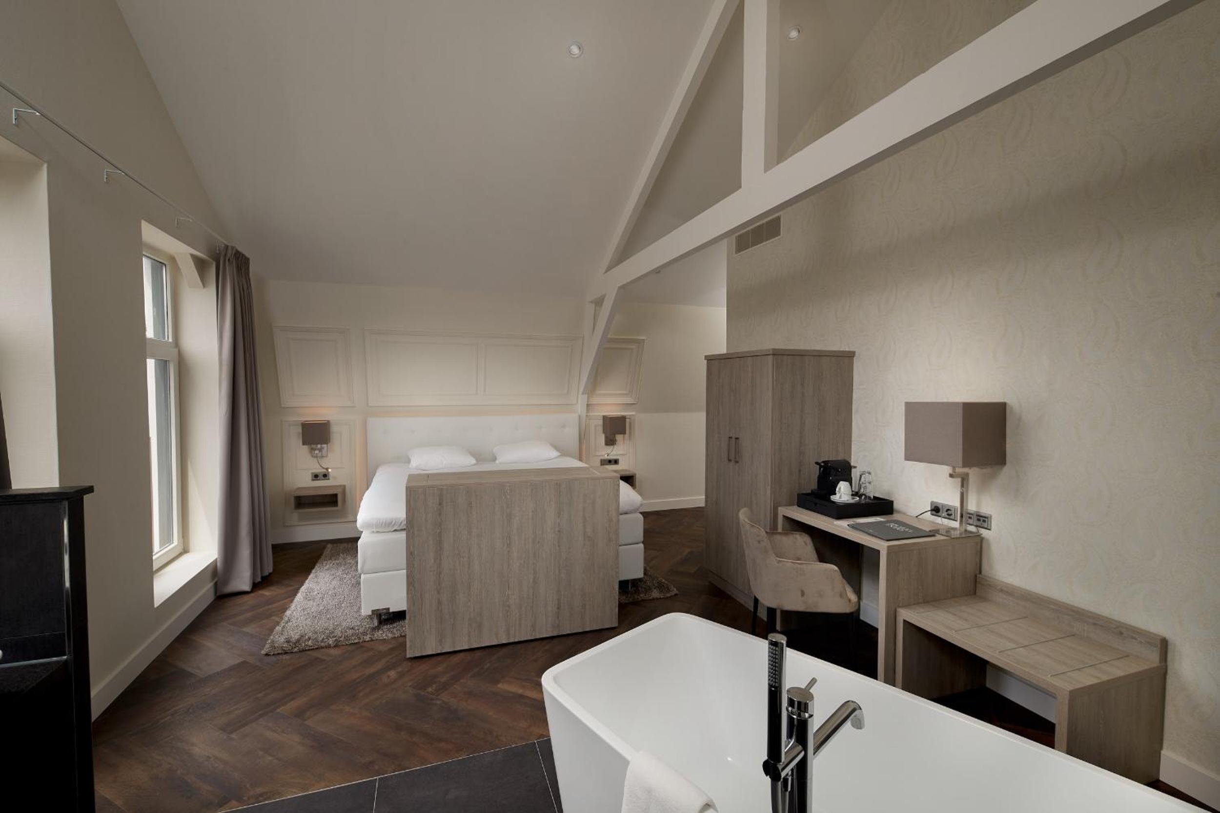 Deluxe Double Room with Bath photo 1