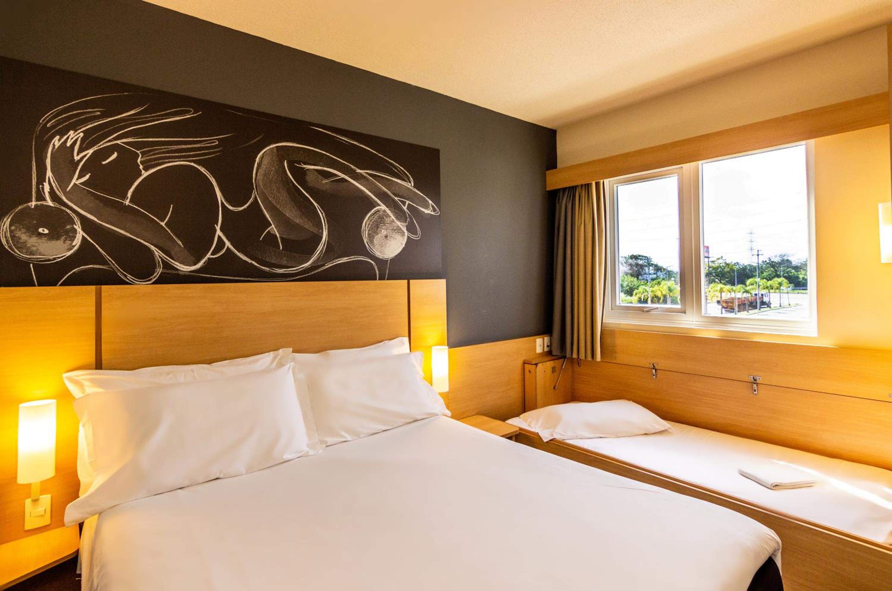 Standard  Room with 1 Double bed and 1 Small bed photo 1