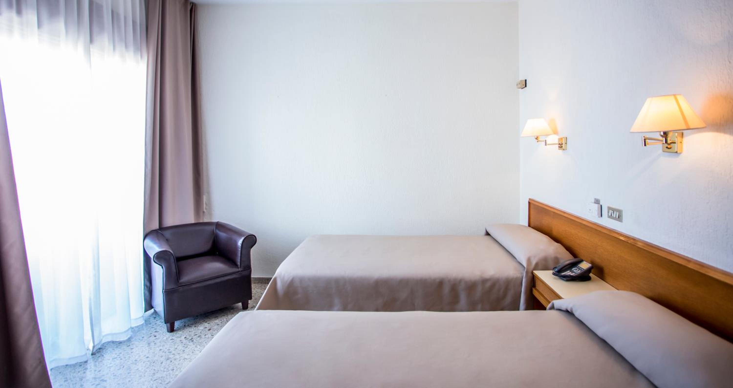 Twin Room - Photo 5