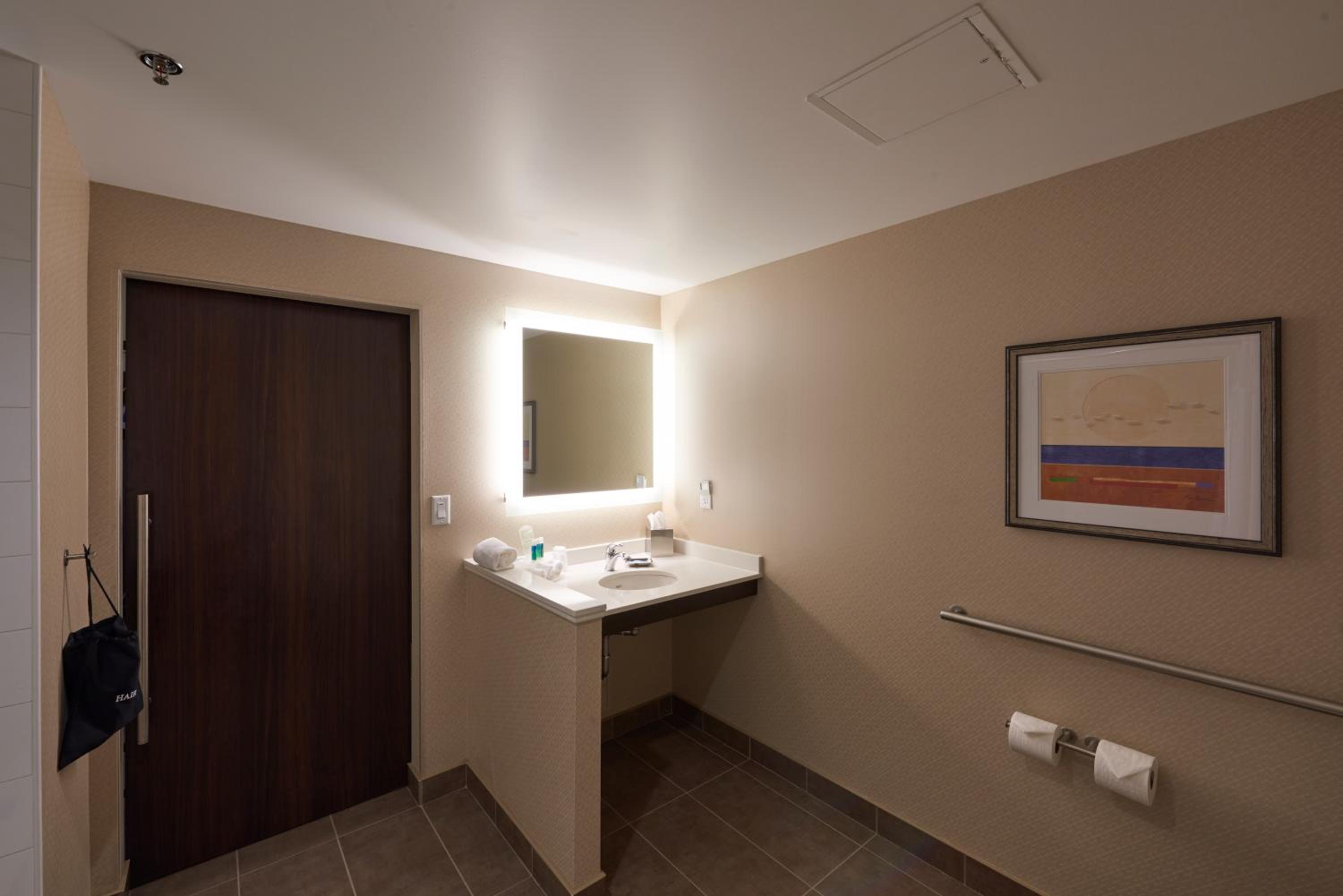 King Room - Hearing Accessible - Roll-in Shower