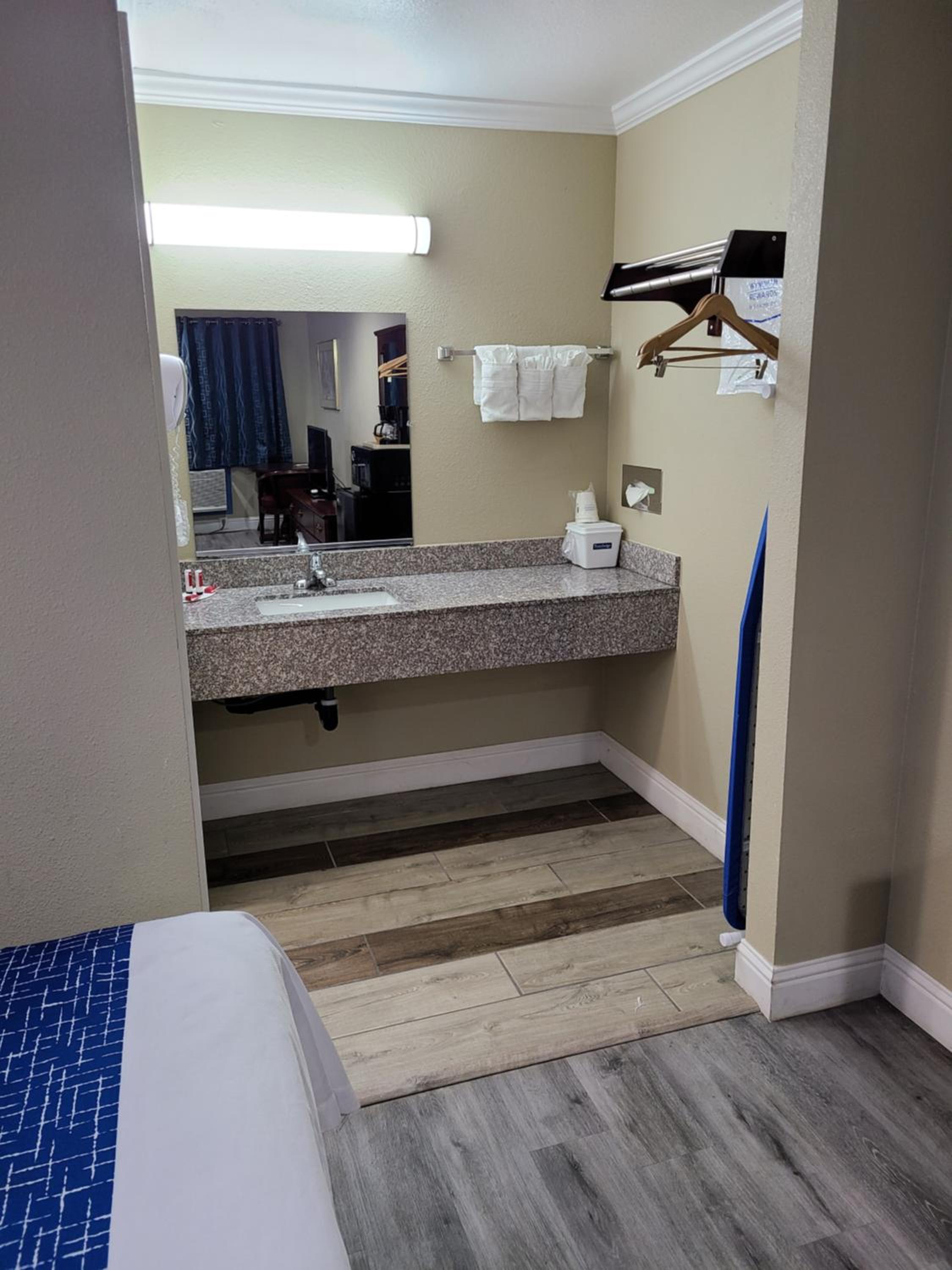 Queen Room with Two Queen Beds - Non-Smoking - Photo 5
