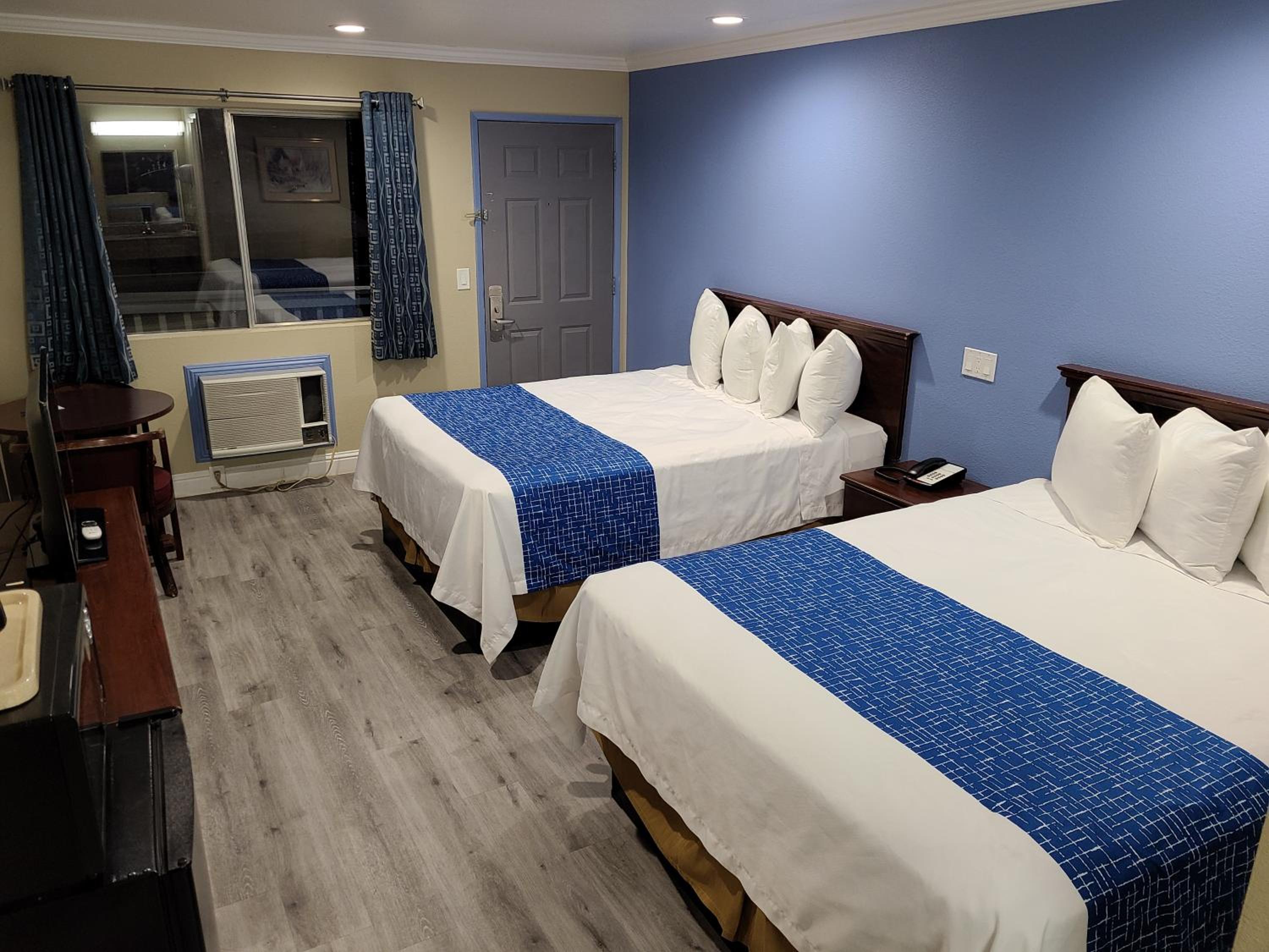 Queen Room with Two Queen Beds - Non-Smoking - Photo 6