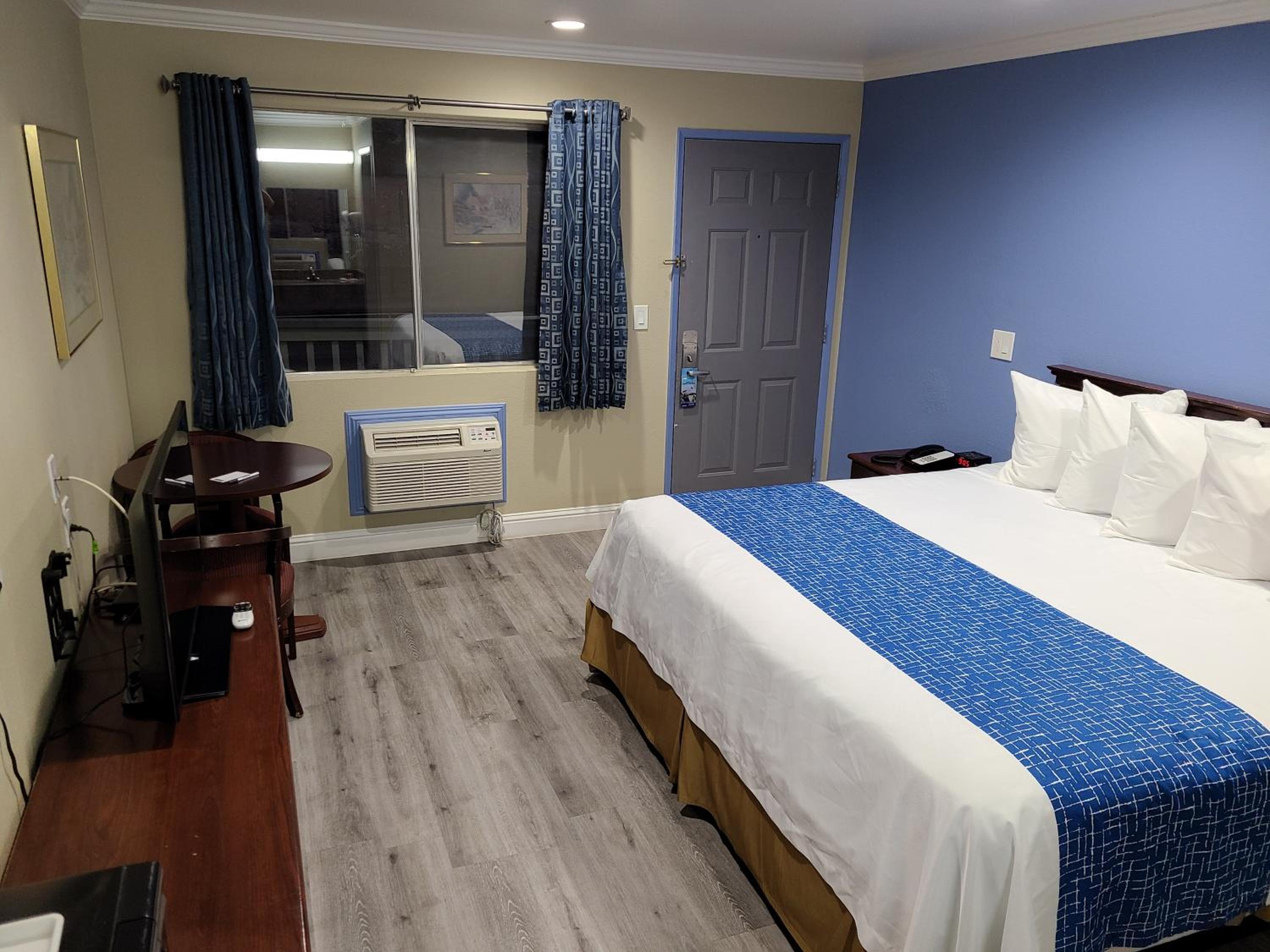 King Room - Non-Smoking - Photo 5