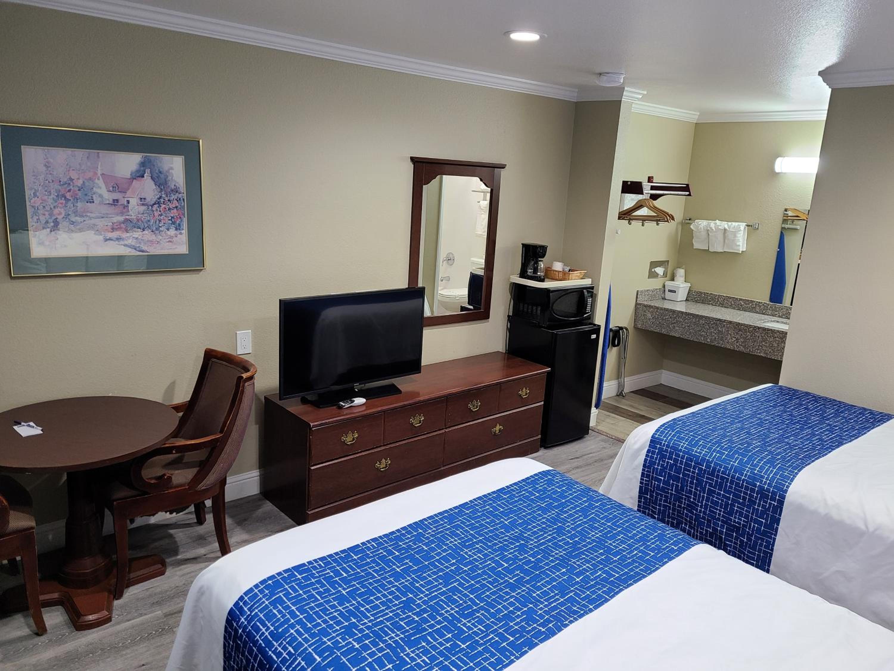 Queen Room with Two Queen Beds - Non-Smoking - Photo 7