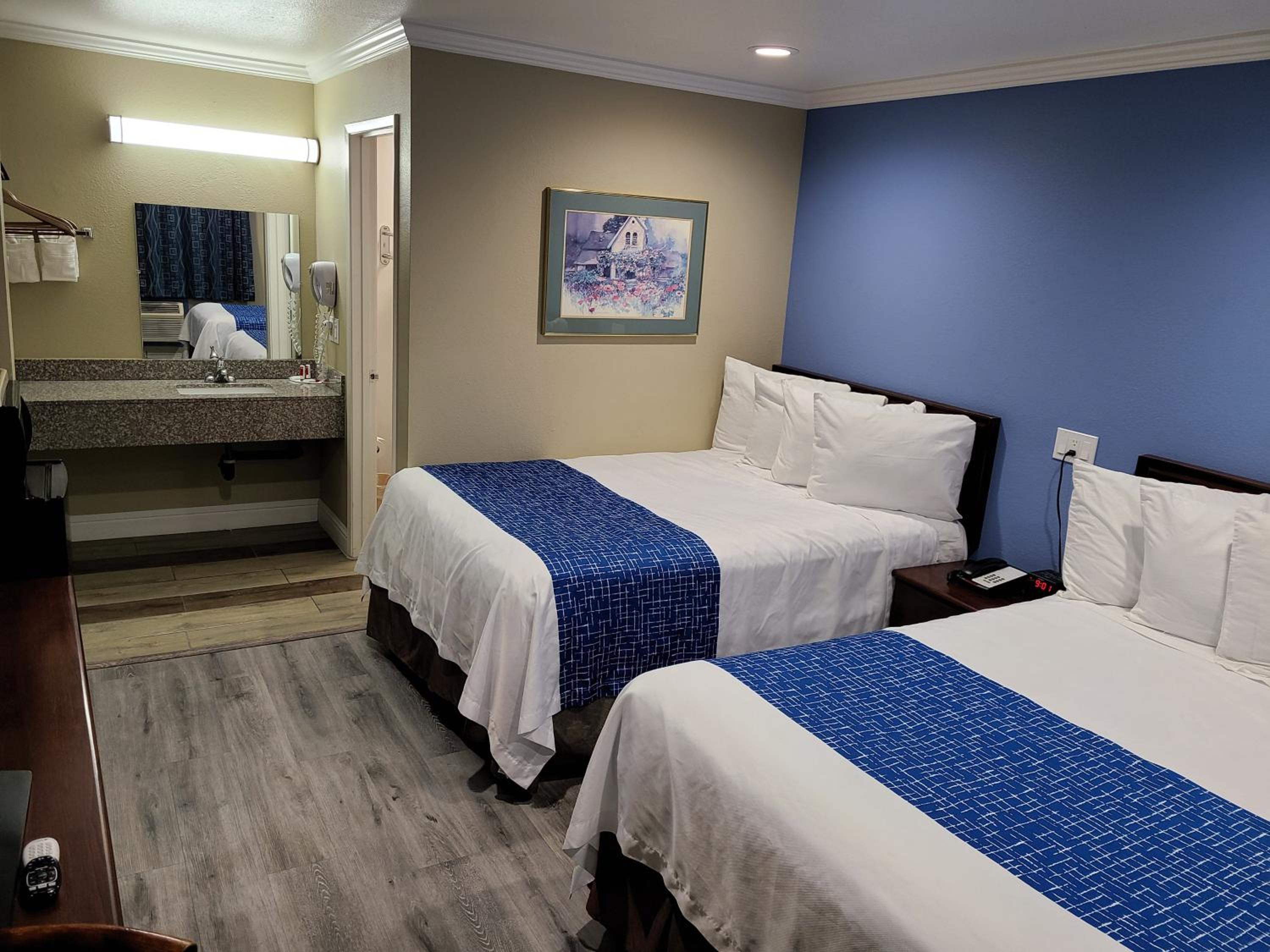 Queen Room with Two Queen Beds - Non-Smoking - Photo 8