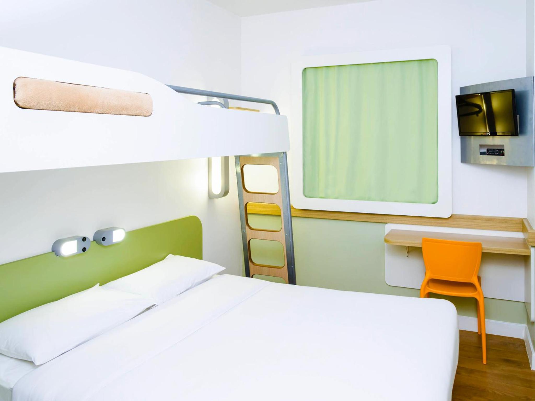 One-Bedroom Apartment with Double Bed and Single Bed