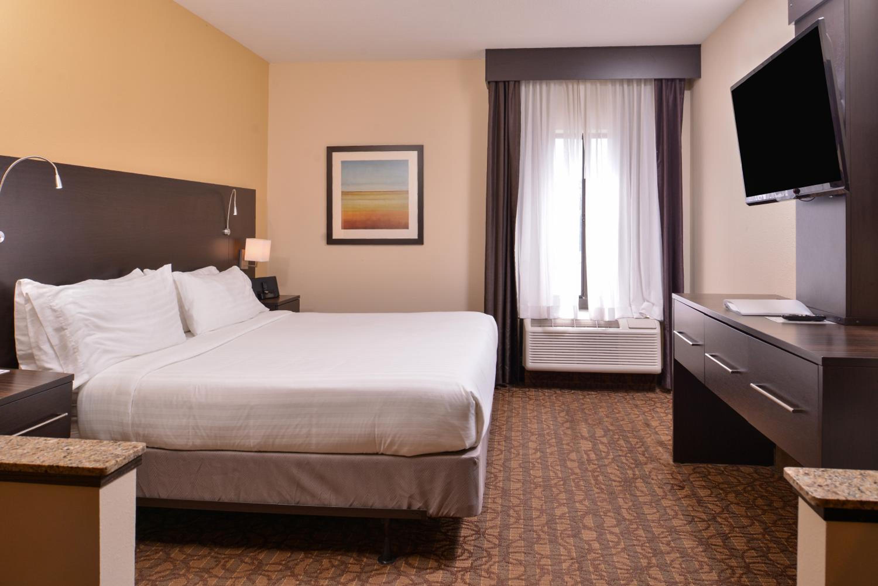Standard King Room with Mobility Accessible Tub - Photo 8