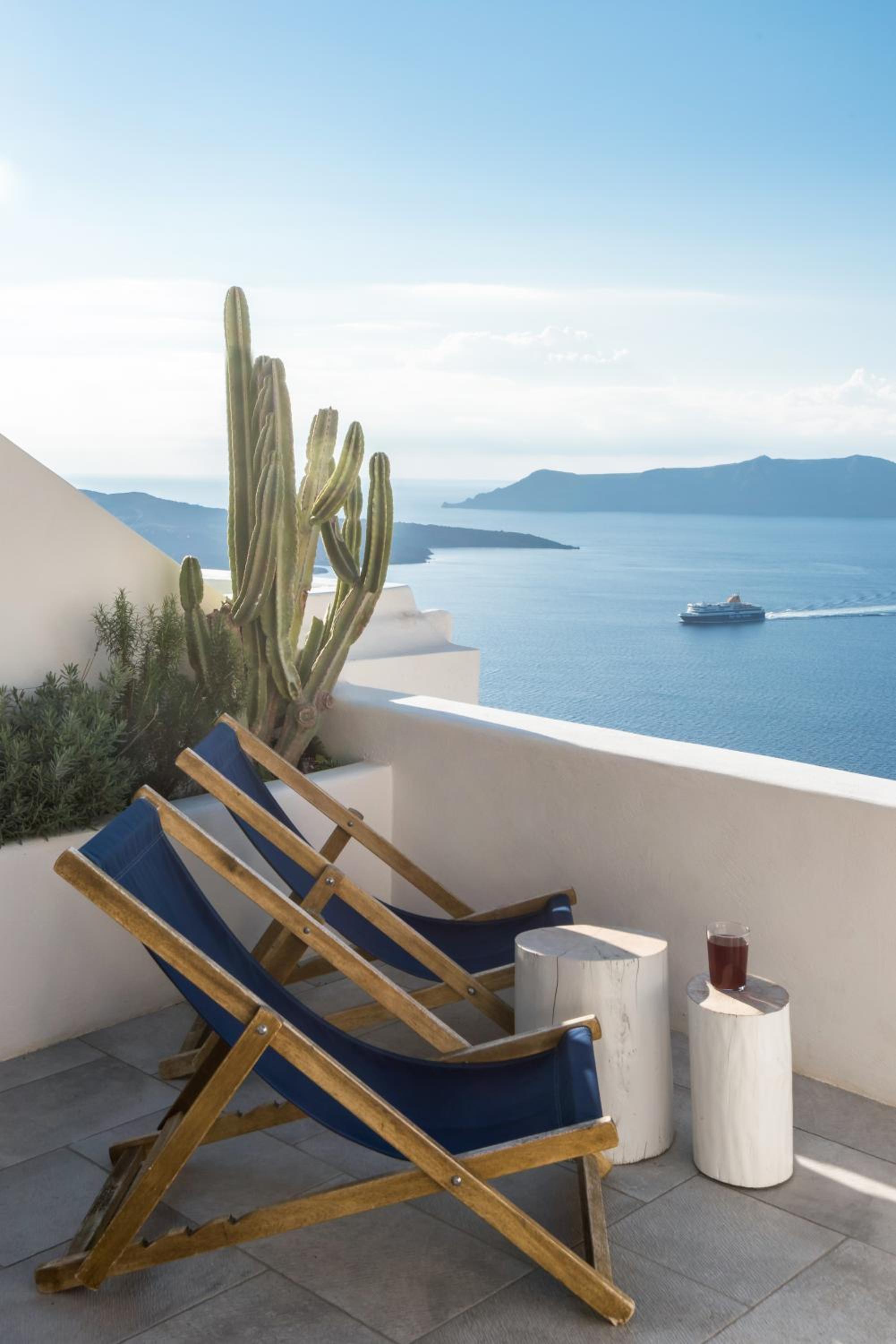 Deluxe Suite with Hot Tub and Caldera View - Photo 17