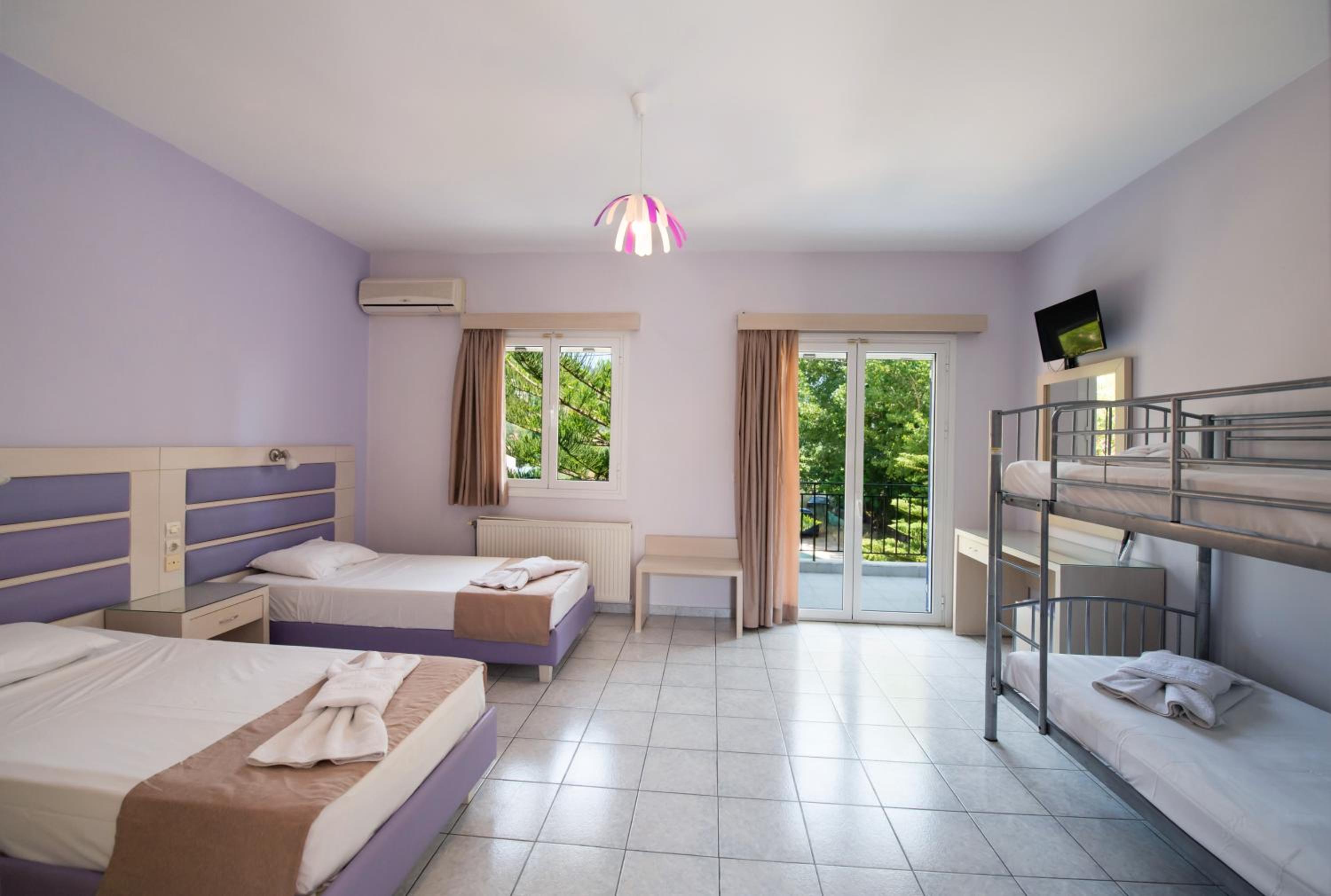 Quadruple Room with Balcony photo 2