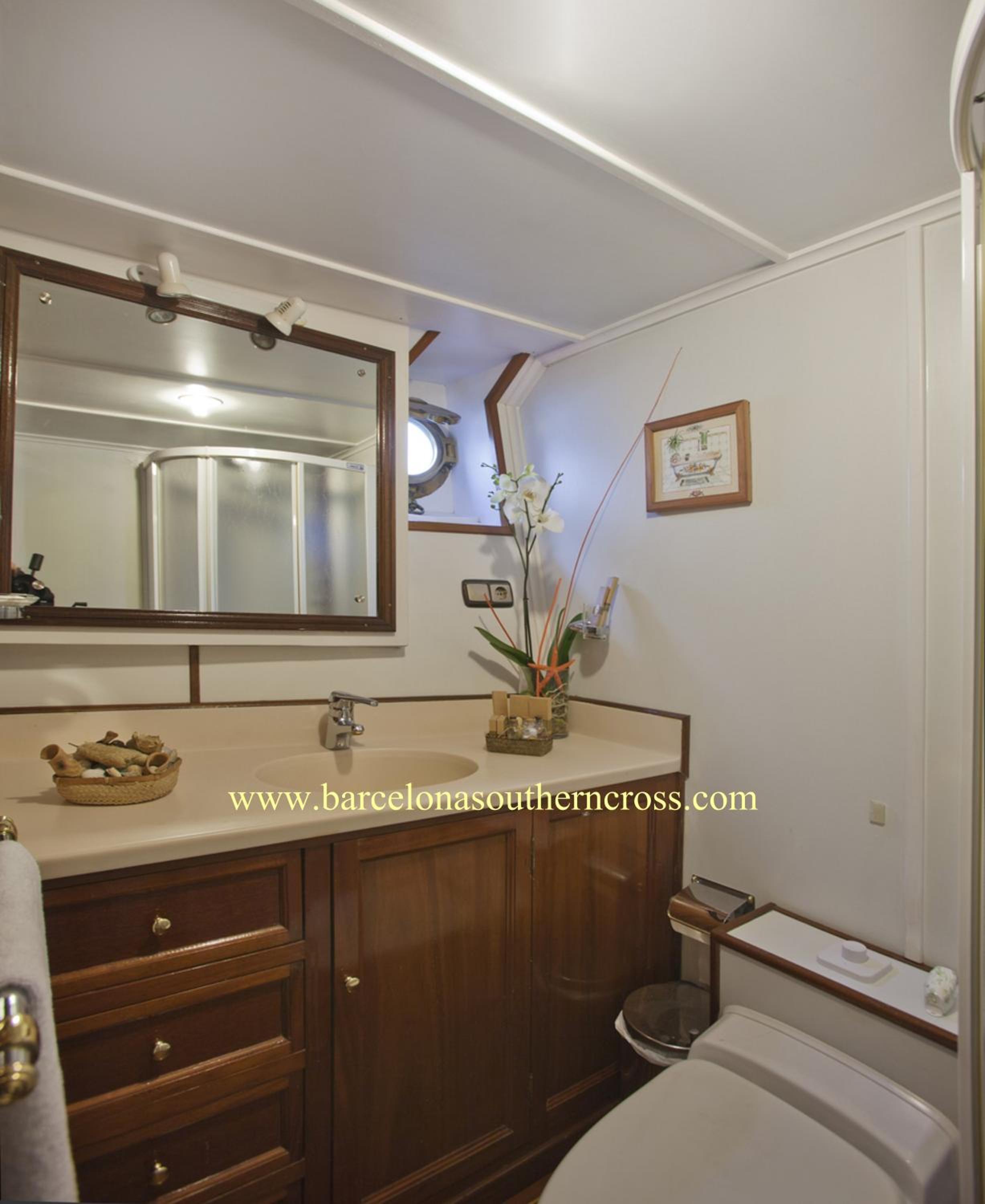 Cabin on Boat (2 Adults) photo 3