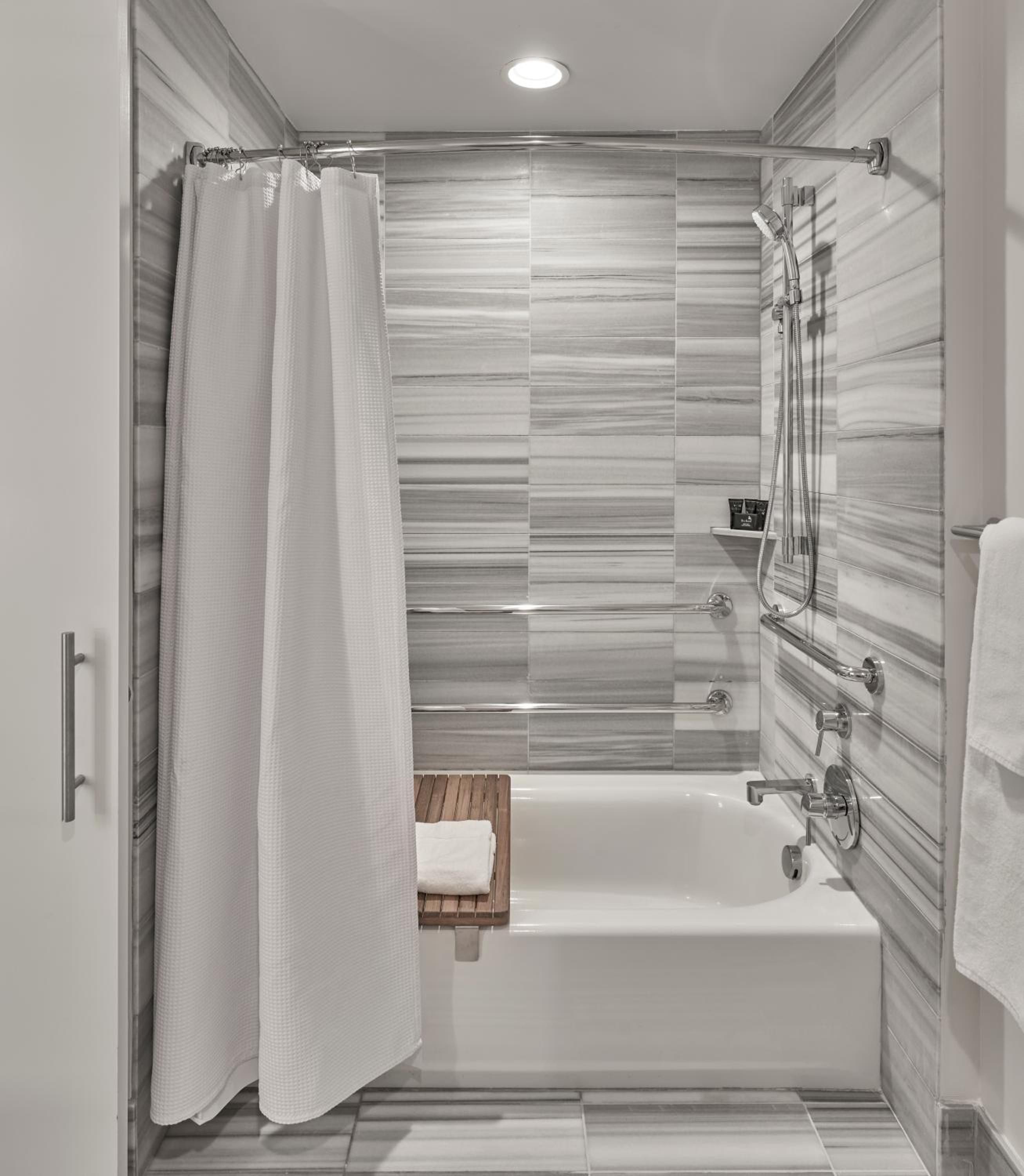 King Room with Accessible Tub - Disability Access - Photo 2
