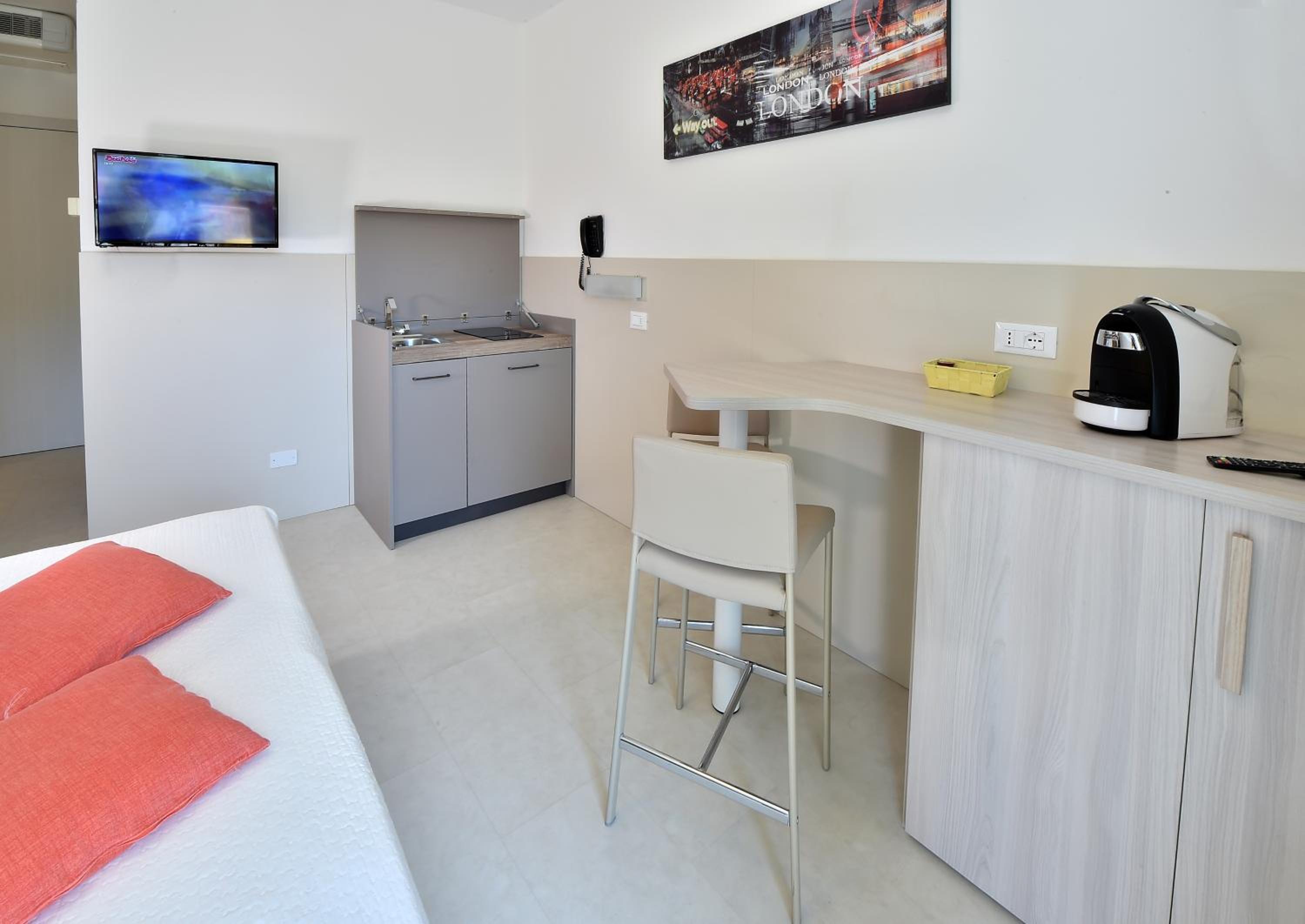 Two Connecting Rooms (5 Adults) - Photo 8