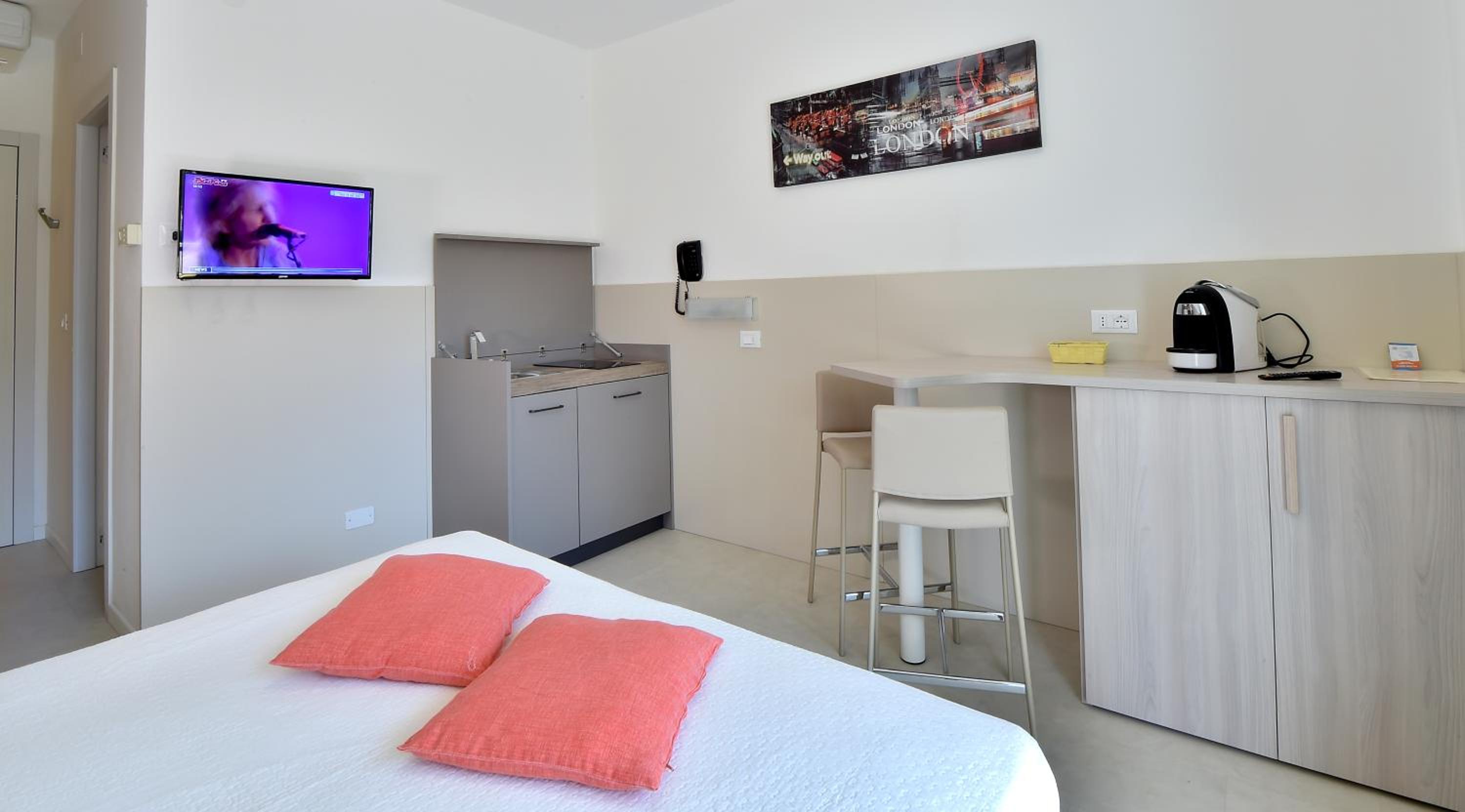 Two Connecting Rooms (5 Adults) - Photo 3