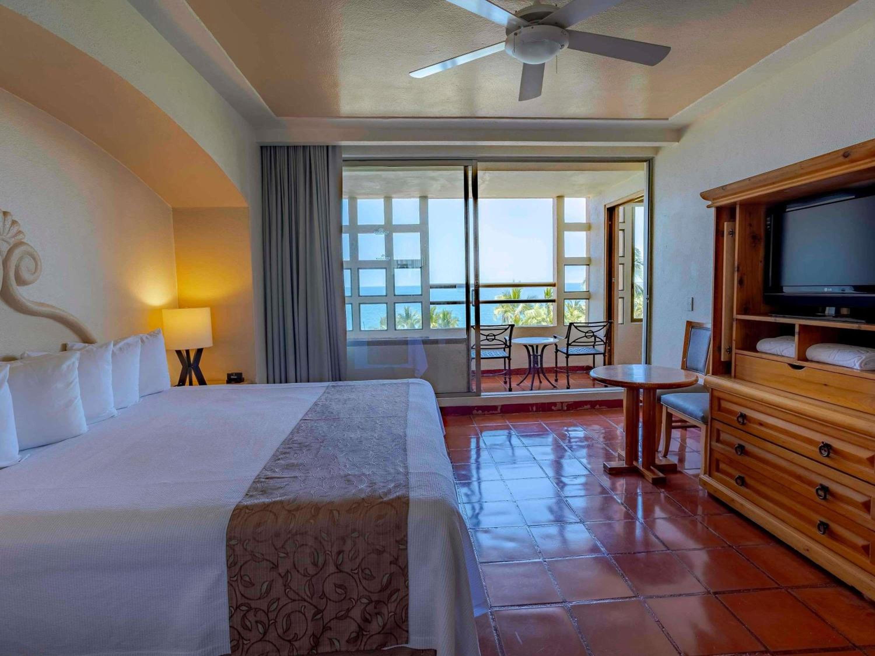 One-Bedroom King Suite with Jacuzzi, Terrace and Oceanfront View