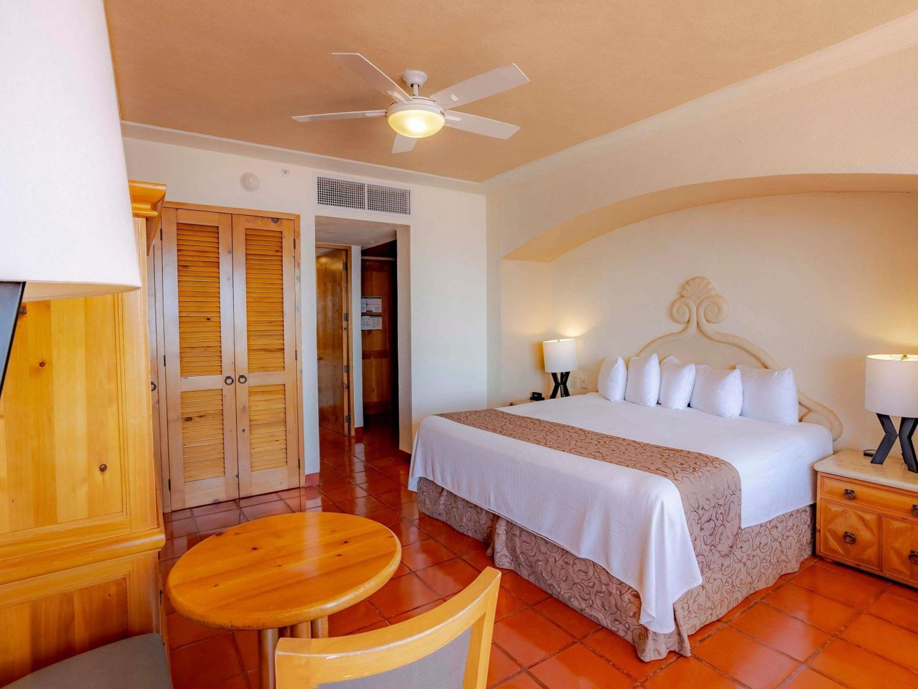 One-Bedroom Penthouse King Suite with Jacuzzi and Ocean View
