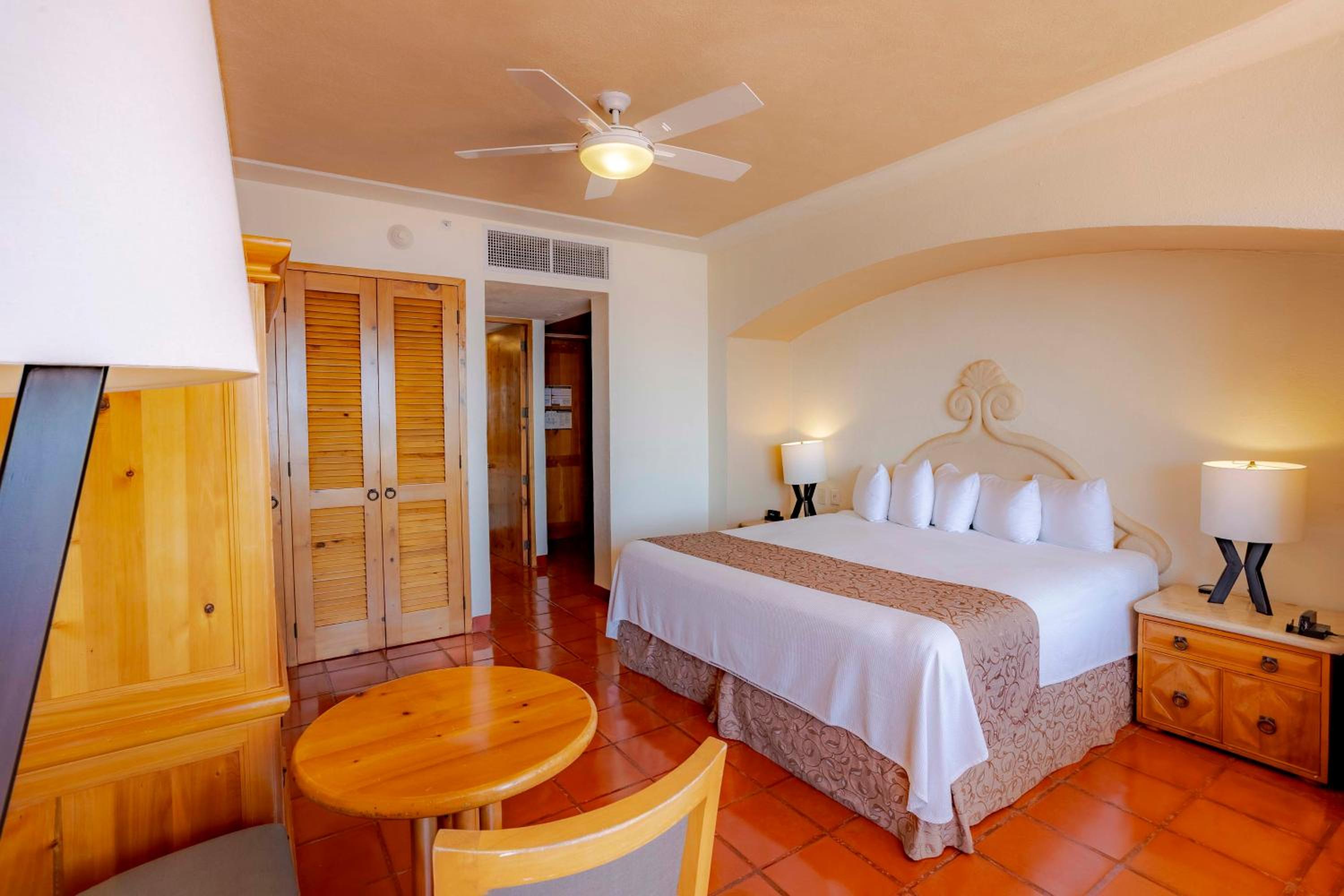 One-Bedroom Penthouse King Suite with Jacuzzi and Harbor View