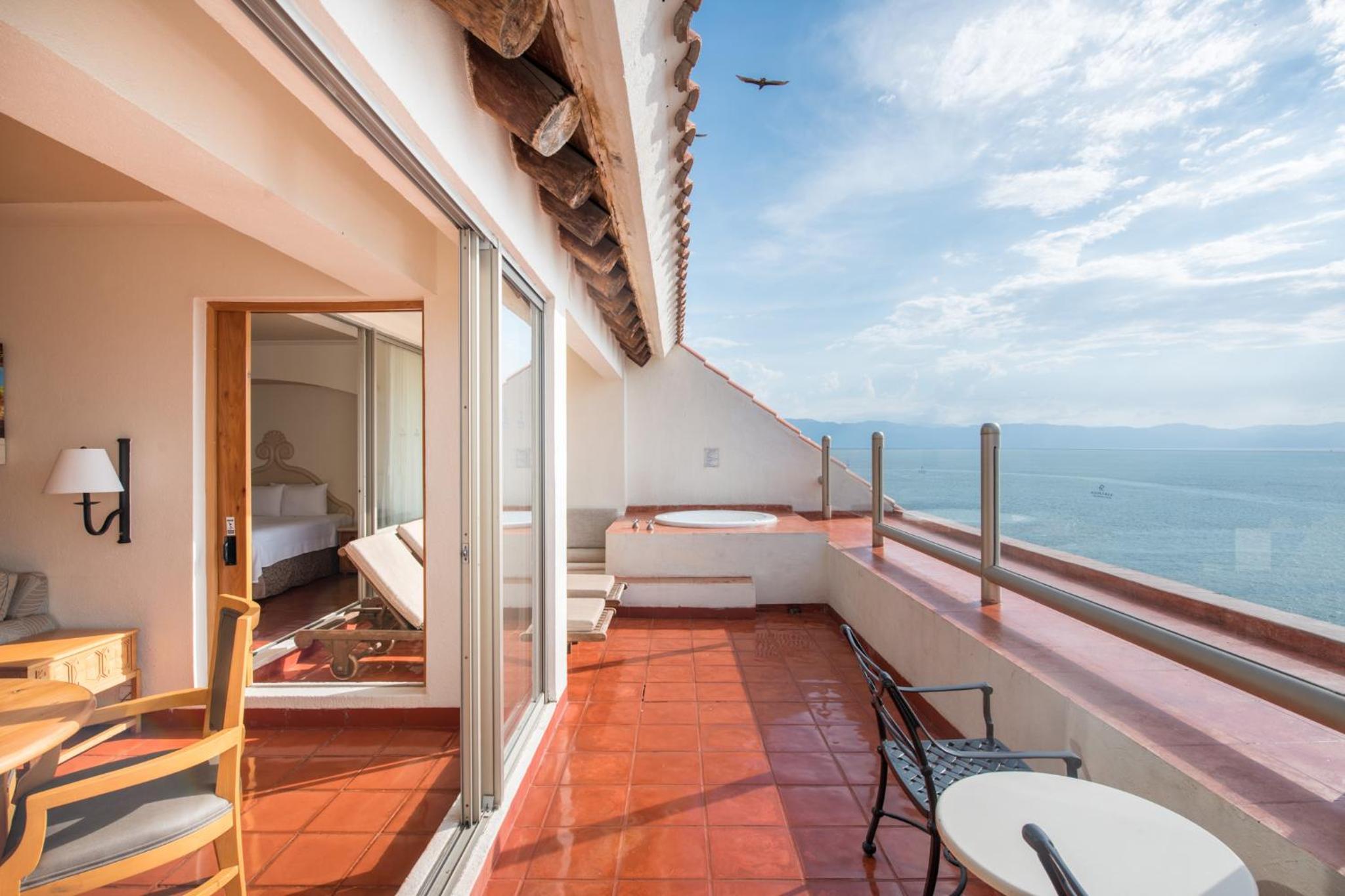 Two-Bedroom Penthouse Deluxe King Suite with Jacuzzi and Ocean View