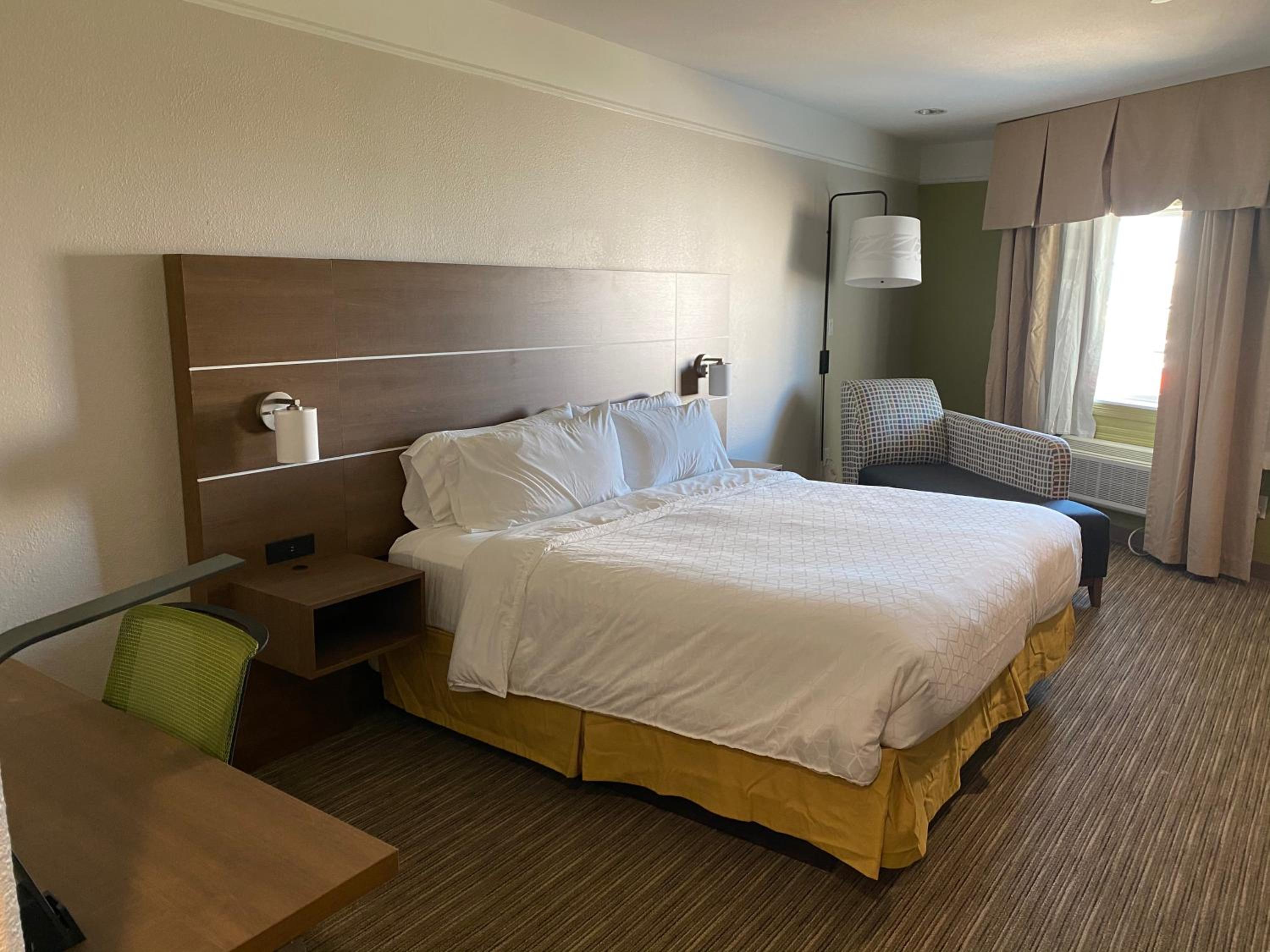 Standard King Room - Photo 9