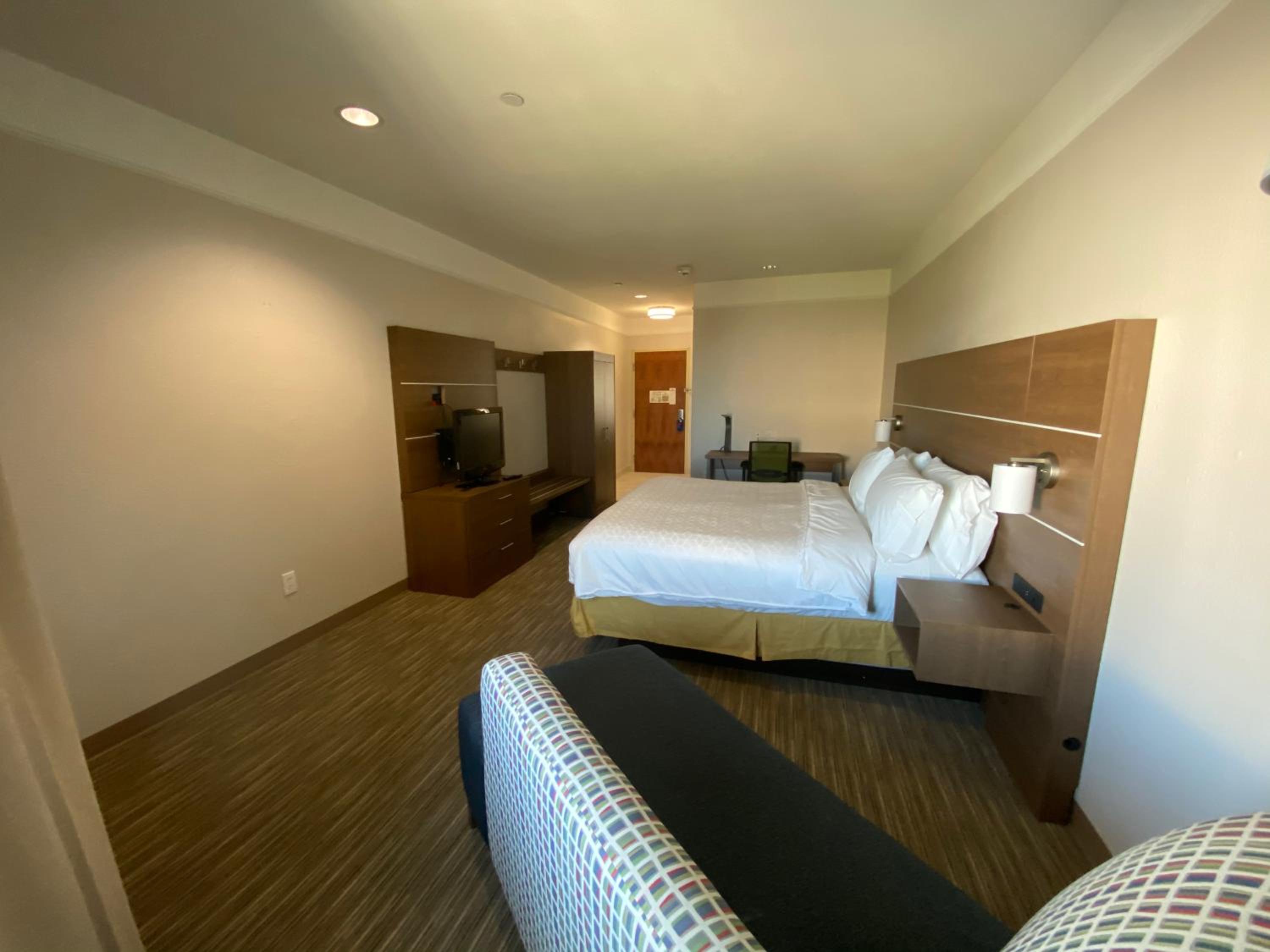 Standard King Room - Photo 6