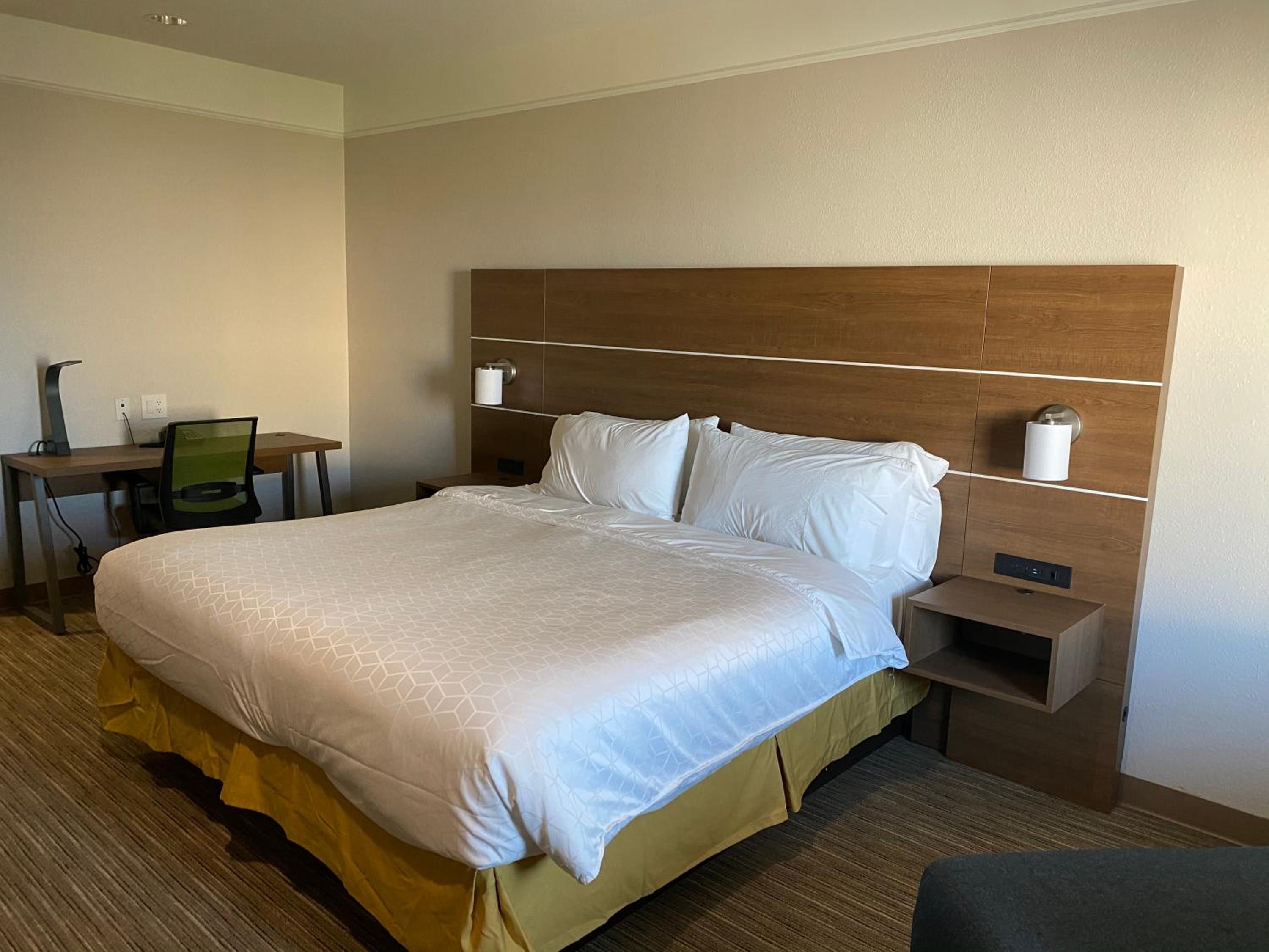 Standard King Room - Photo 4